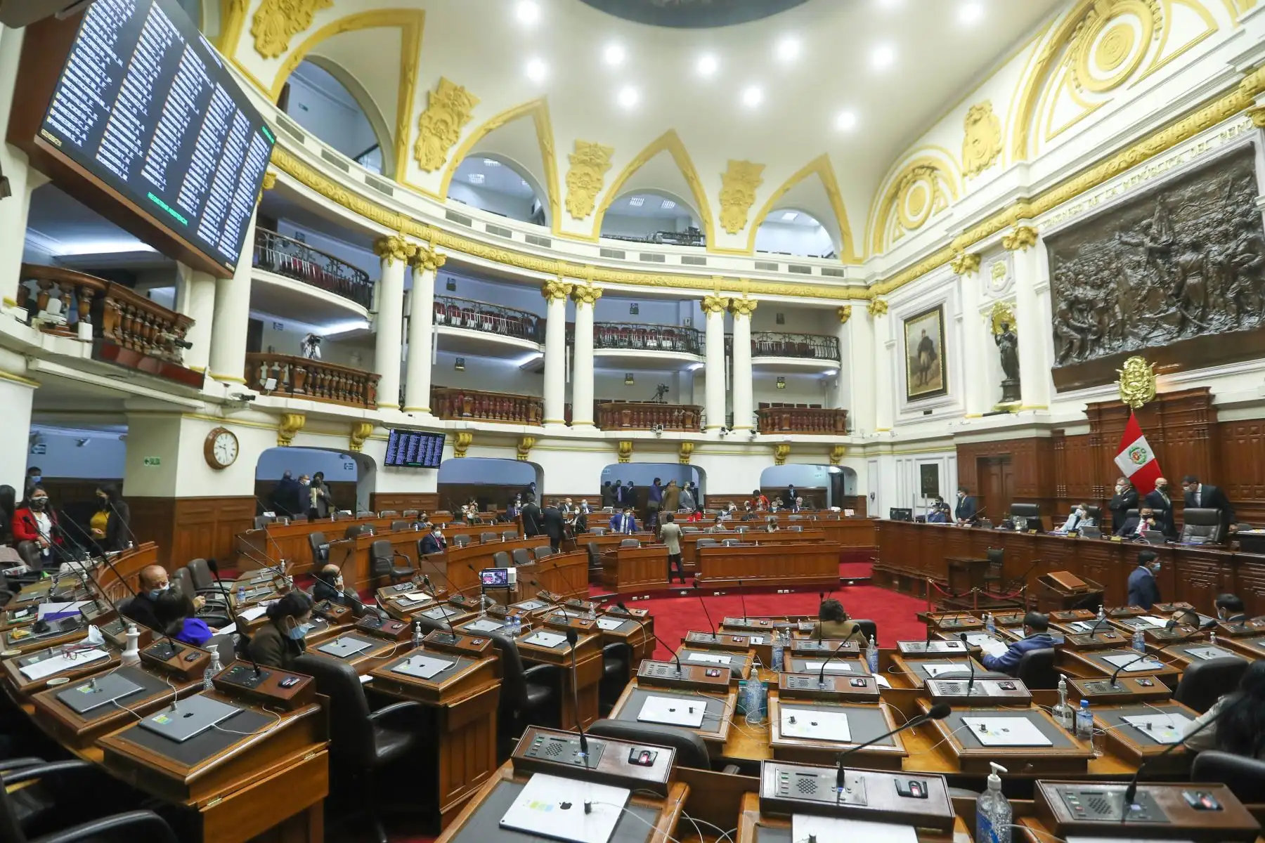 El presidente del Consejo de Ministros, Guido Bellido, y el ministro de Economía y Finanzas, Pedro Francke, sustentan el proyecto de ley del Presupuesto del Sector Público del Año Fiscal 2022 ante el pleno del Congreso. Foto: Congreso