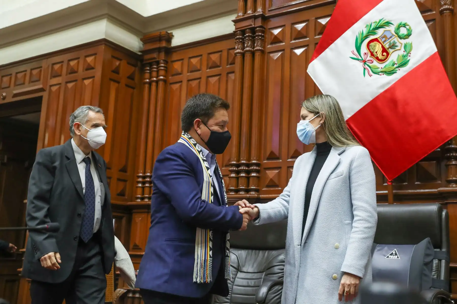 El presidente del Consejo de Ministros, Guido Bellido, y el ministro de Economía y Finanzas, Pedro Francke, sustentan el proyecto de ley del Presupuesto del Sector Público del Año Fiscal 2022 ante el pleno del Congreso. Foto: Congreso