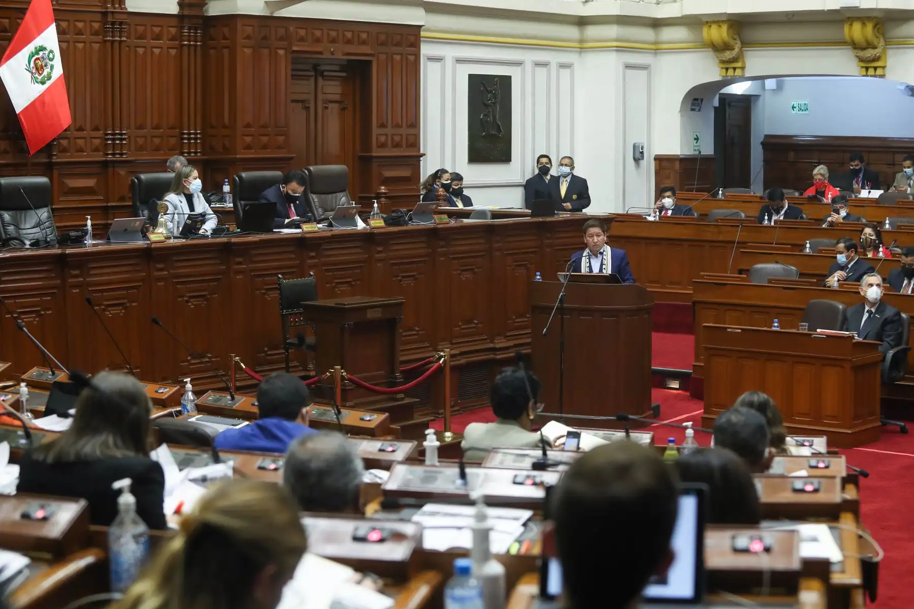 El presidente del Consejo de Ministros, Guido Bellido, y el ministro de Economía y Finanzas, Pedro Francke, sustentan el proyecto de ley del Presupuesto del Sector Público del Año Fiscal 2022 ante el pleno del Congreso. Foto: Congreso