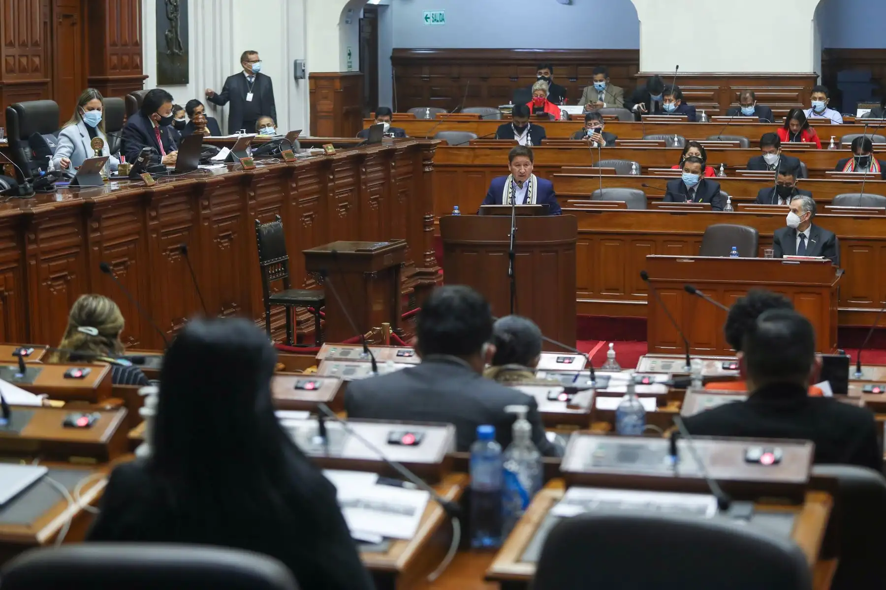 El presidente del Consejo de Ministros, Guido Bellido, y el ministro de Economía y Finanzas, Pedro Francke, sustentan el proyecto de ley del Presupuesto del Sector Público del Año Fiscal 2022 ante el pleno del Congreso. Foto: Congreso