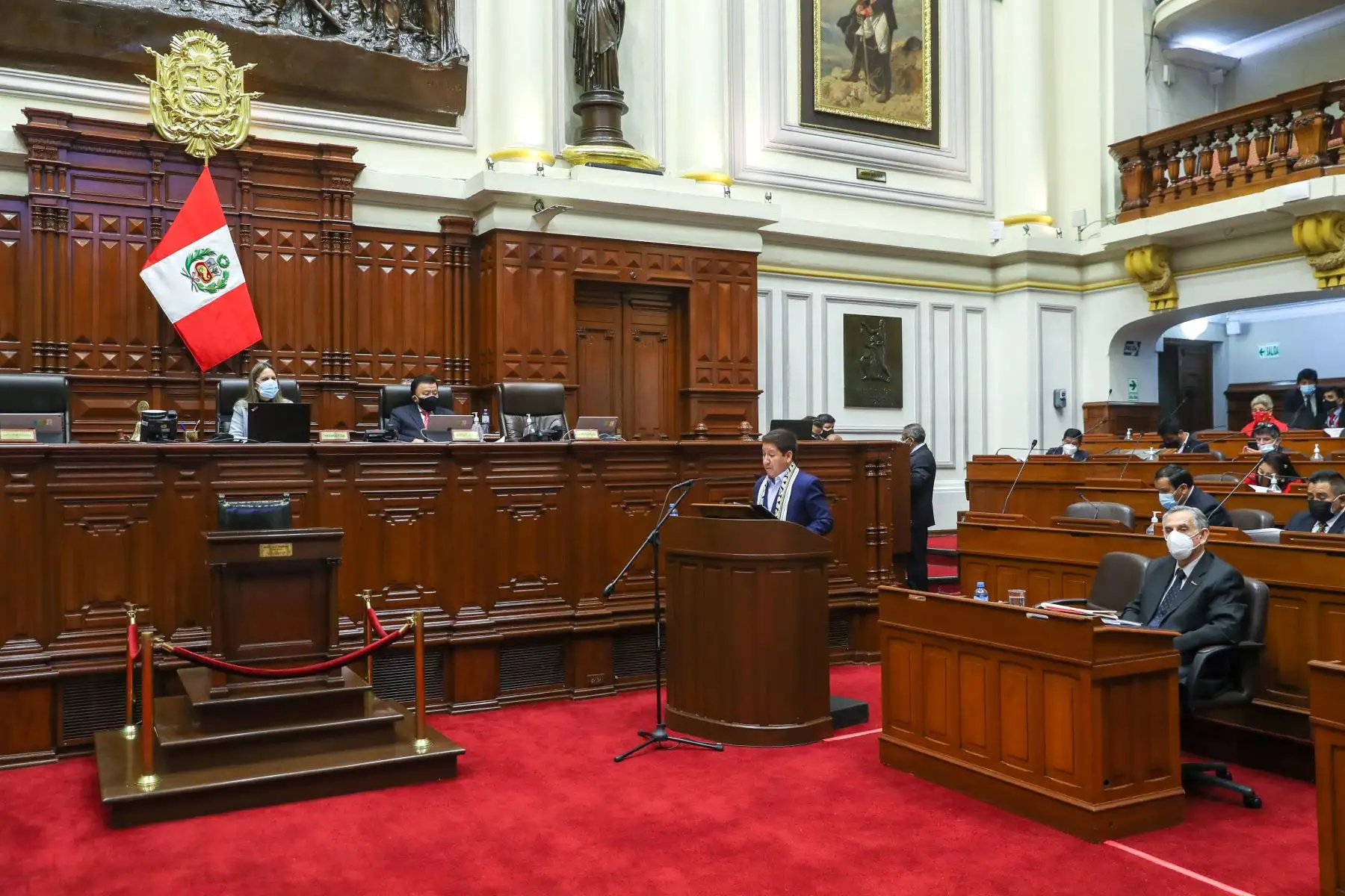 El presidente del Consejo de Ministros, Guido Bellido, y el ministro de Economía y Finanzas, Pedro Francke, sustentan el proyecto de ley del Presupuesto del Sector Público del Año Fiscal 2022 ante el pleno del Congreso. Foto: Congreso