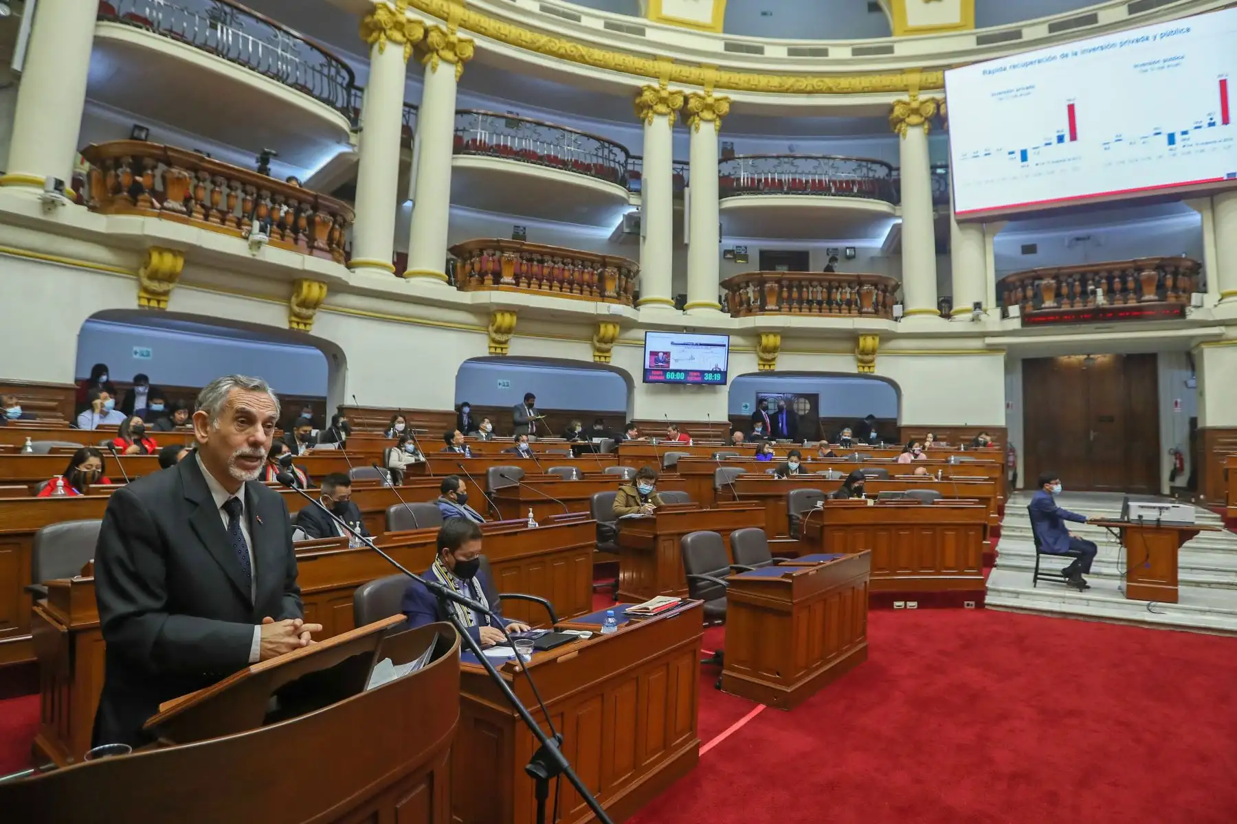 El ministro de Economía y Finanzas, Pedro Francke, sustentan el proyecto de ley del Presupuesto del Sector Público del Año Fiscal 2022 ante el pleno del Congreso. Foto: Congreso