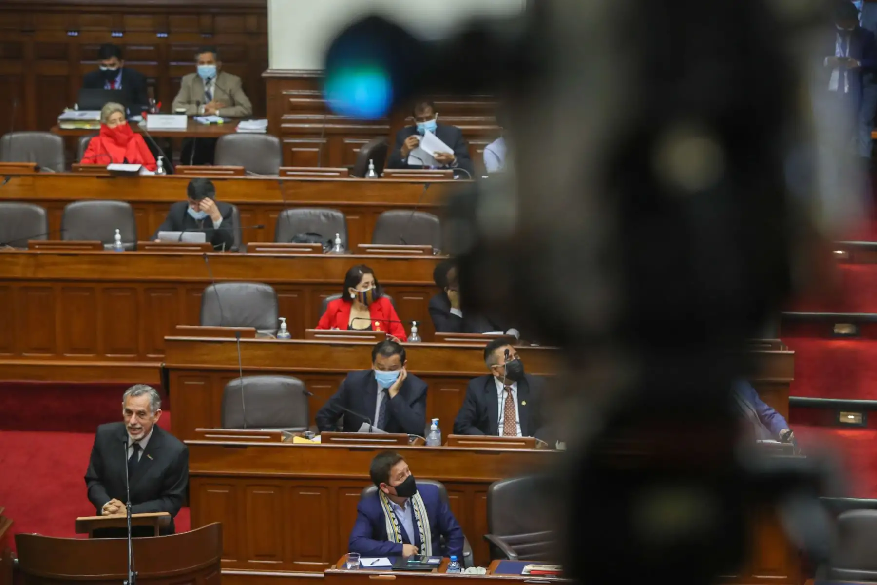 El ministro de Economía y Finanzas, Pedro Francke, sustentan el proyecto de ley del Presupuesto del Sector Público del Año Fiscal 2022 ante el pleno del Congreso. Foto: Congreso
