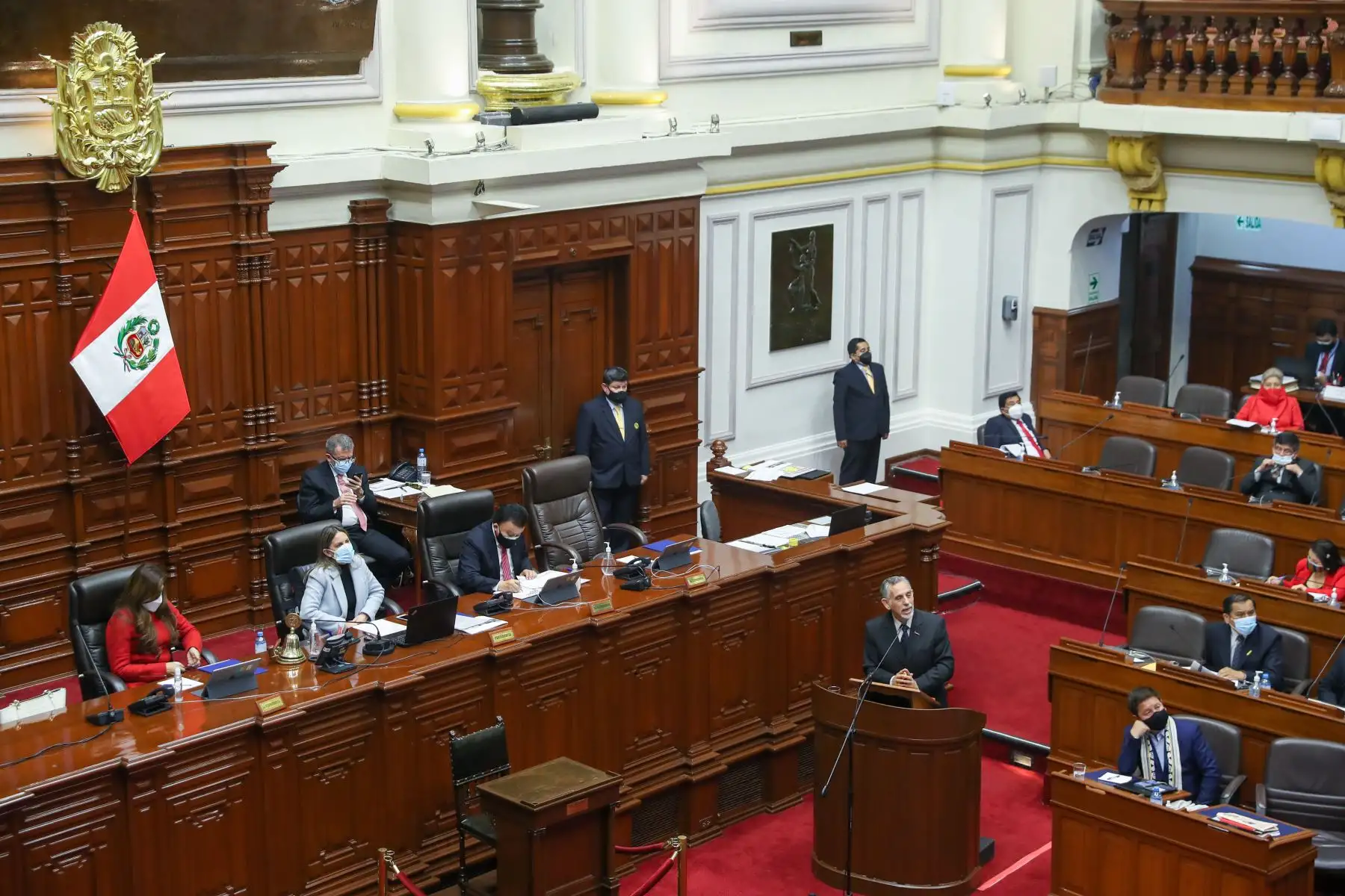 El ministro de Economía y Finanzas, Pedro Francke, sustentan el proyecto de ley del Presupuesto del Sector Público del Año Fiscal 2022 ante el pleno del Congreso. Foto: Congreso