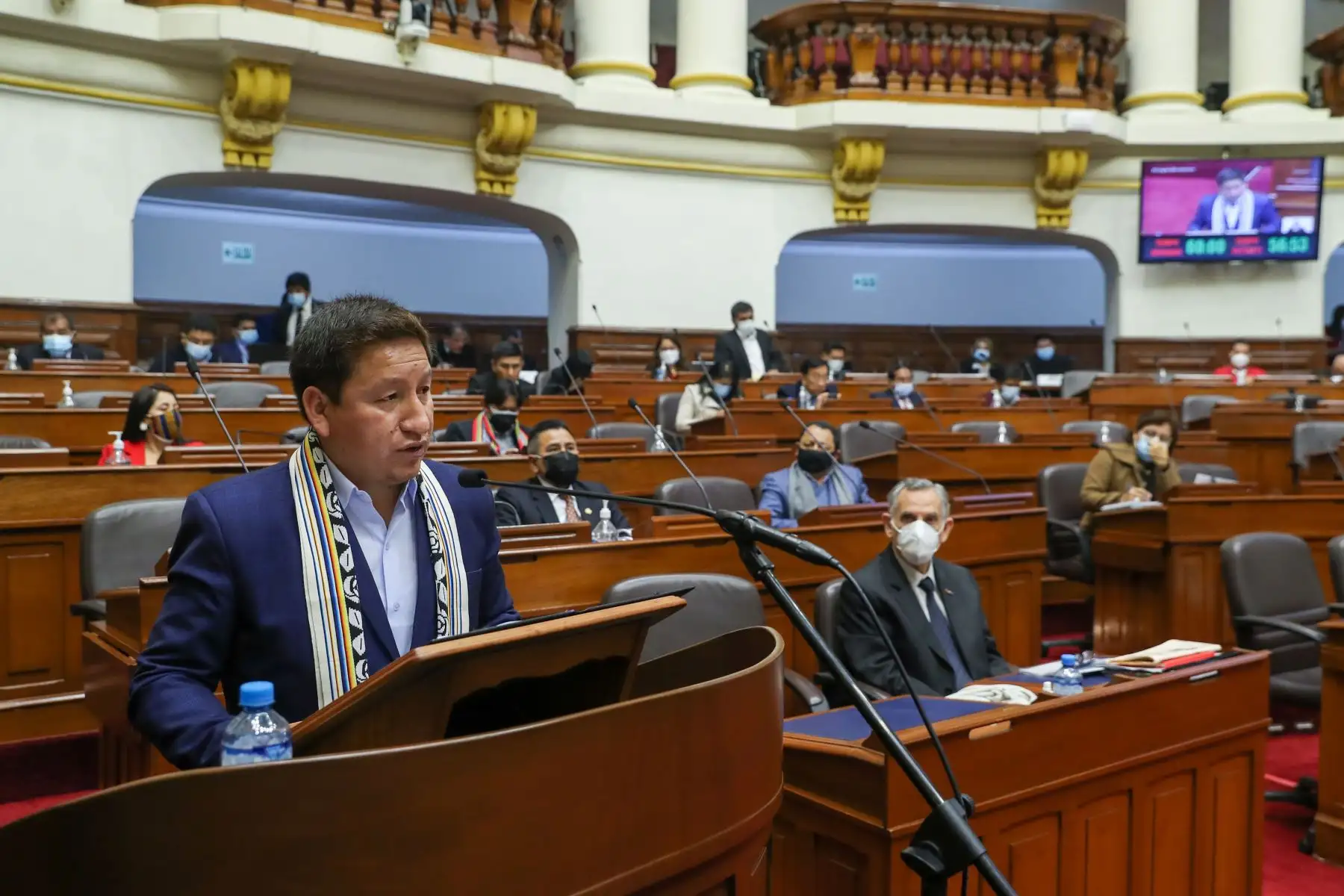 El presidente del Consejo de Ministros, Guido Bellido, y el ministro de Economía y Finanzas, Pedro Francke, sustentan el proyecto de ley del Presupuesto del Sector Público del Año Fiscal 2022 ante el pleno del Congreso. Foto: Congreso