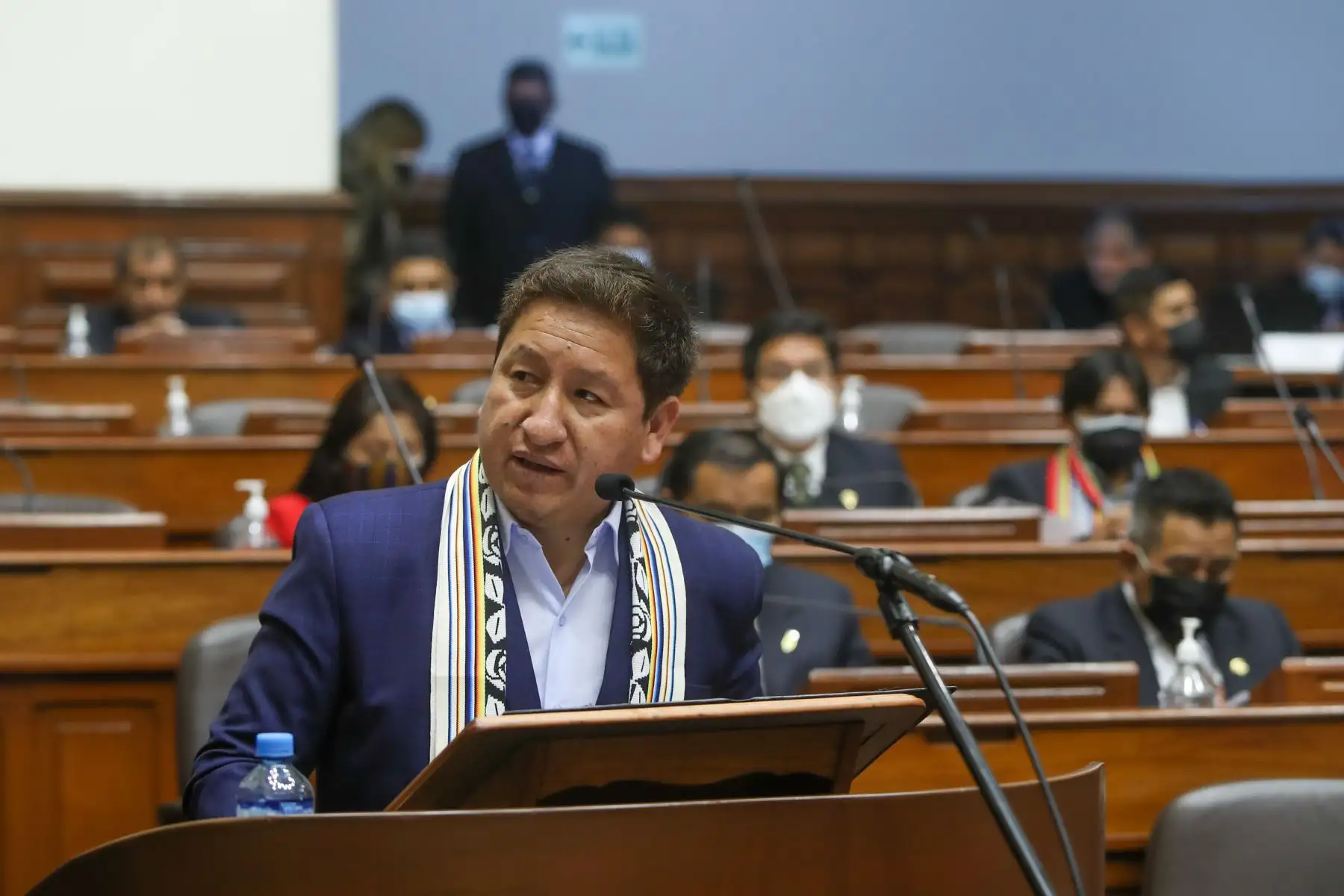 El presidente del Consejo de Ministros, Guido Bellido, y el ministro de Economía y Finanzas, Pedro Francke, sustentan el proyecto de ley del Presupuesto del Sector Público del Año Fiscal 2022 ante el pleno del Congreso. Foto: Congreso