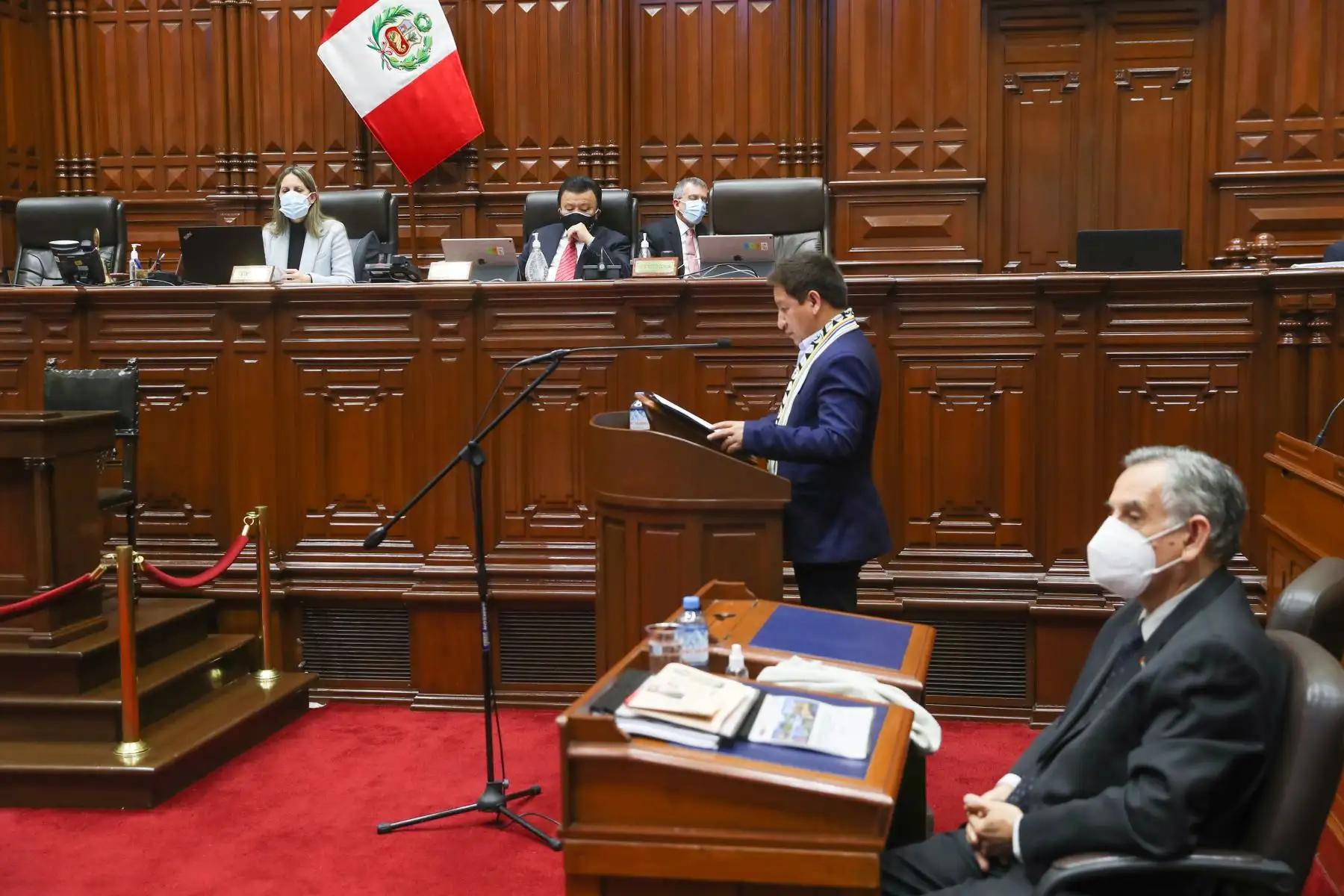 El presidente del Consejo de Ministros, Guido Bellido, y el ministro de Economía y Finanzas, Pedro Francke, sustentan el proyecto de ley del Presupuesto del Sector Público del Año Fiscal 2022 ante el pleno del Congreso. Foto: Congreso