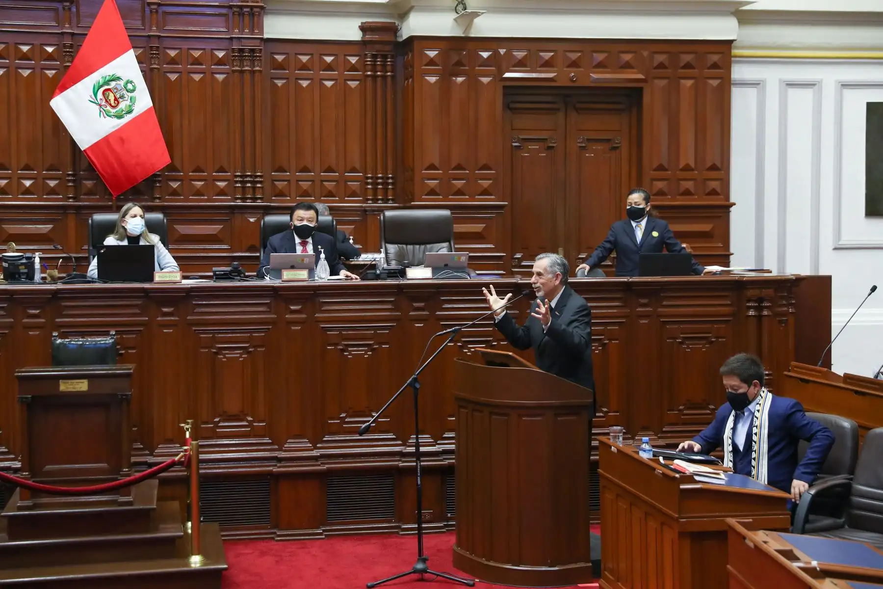 El ministro de Economía y Finanzas, Pedro Francke, sustentan el proyecto de ley del Presupuesto del Sector Público del Año Fiscal 2022 ante el pleno del Congreso. Foto: Congreso