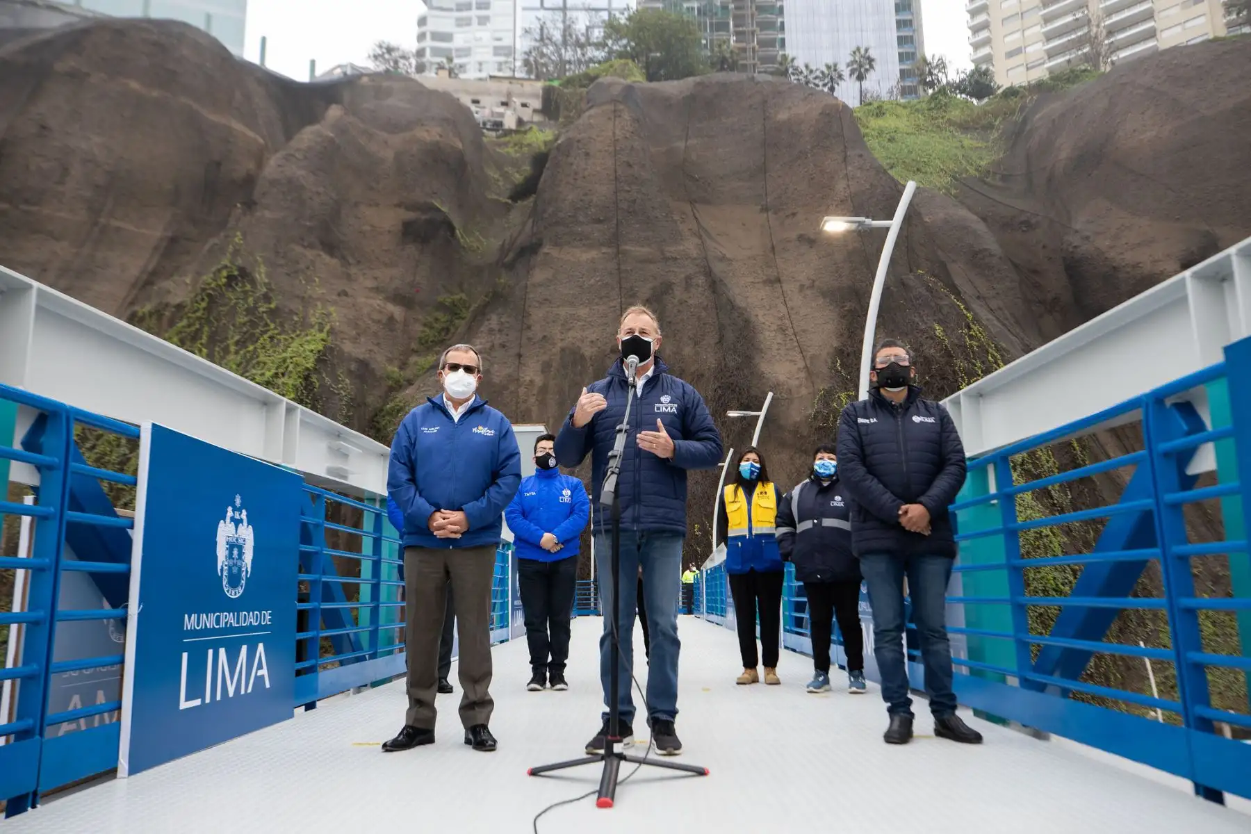 El alcalde de Lima, Jorge Muñoz, entregó un nuevo puente peatonal inclusivo en el distrito de Miraflores, cerca de la playa Redondo II. Foto: ANDINA/ Municipalidad de Lima