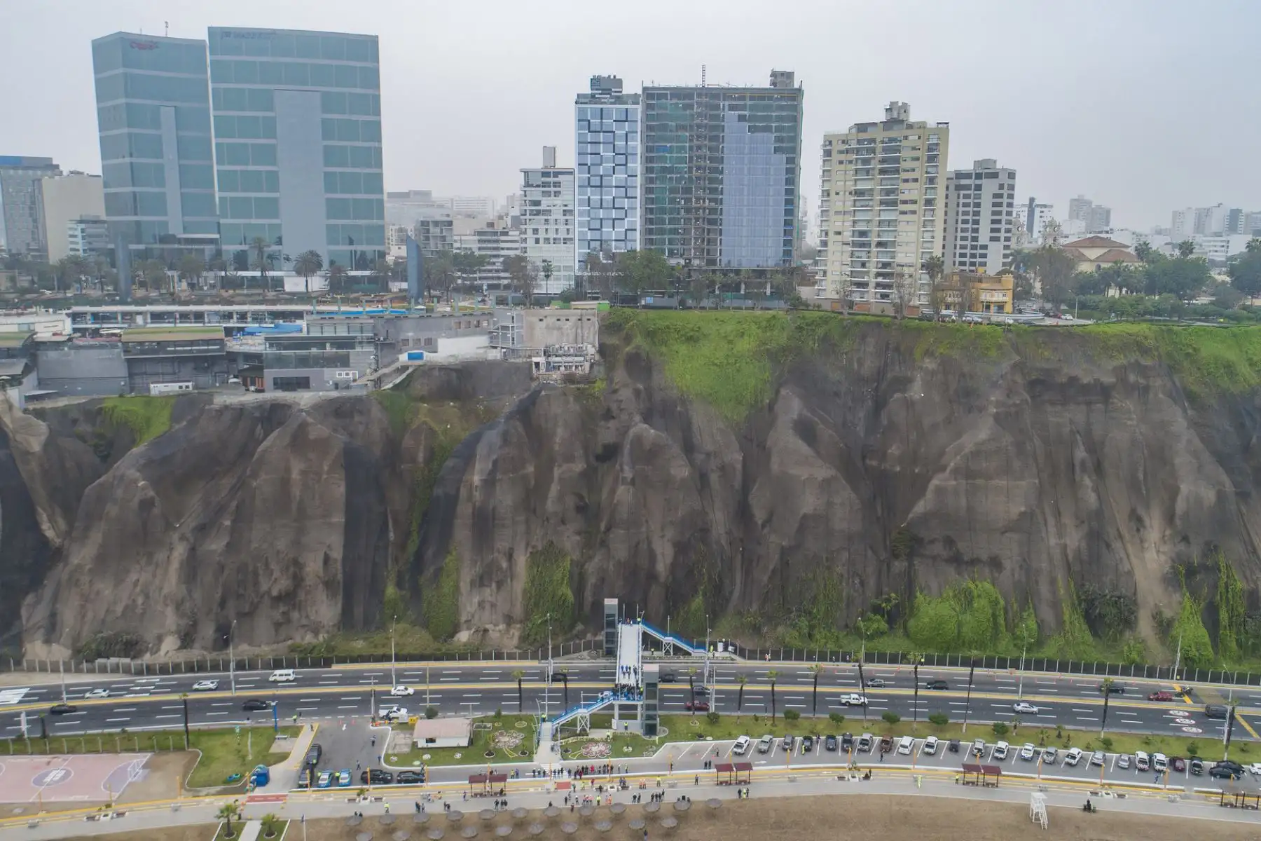 La estructura ejecutada por Emape tiene una extensión de 30 metros y 3.5 m de ancho. Además, cuenta con iluminación LED, señalización preventiva y reglamentaria, áreas verdes en sus alrededores y bicirrieles en sus escaleras para que los ciclistas puedan transportar sus bicicletas con facilidad. Foto: ANDINA/ Municipalidad de Lima