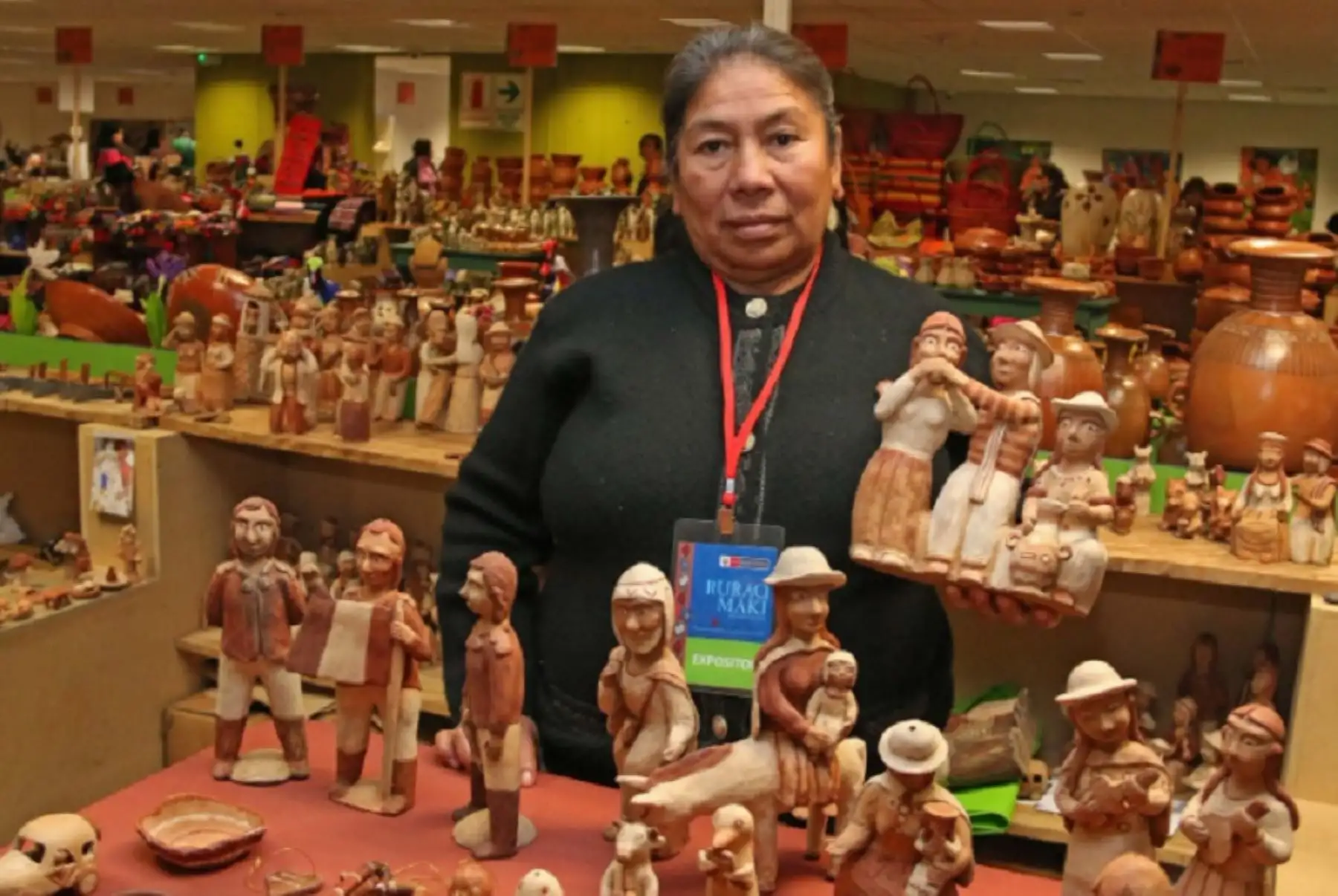 Rosalía Tineo exponente de la tradición alfarera ayacuchana de la Familia Tineo reconocida como Patrimonio Cultural de la Nación. Foto: Facebook Ruraq Maki, hecho a mano del Ministerio de Cultura