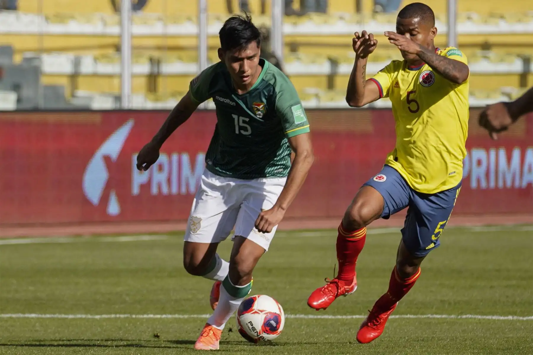 El boliviano Jeyson Chura y el colombiano Wilmar Barrios compiten por el balón durante su partido clasificatorio sudamericano para la Copa Mundial de la FIFA Qatar 2022 en el Estadio Olímpico Hernando Siles en La Paz.
Foto: AFP