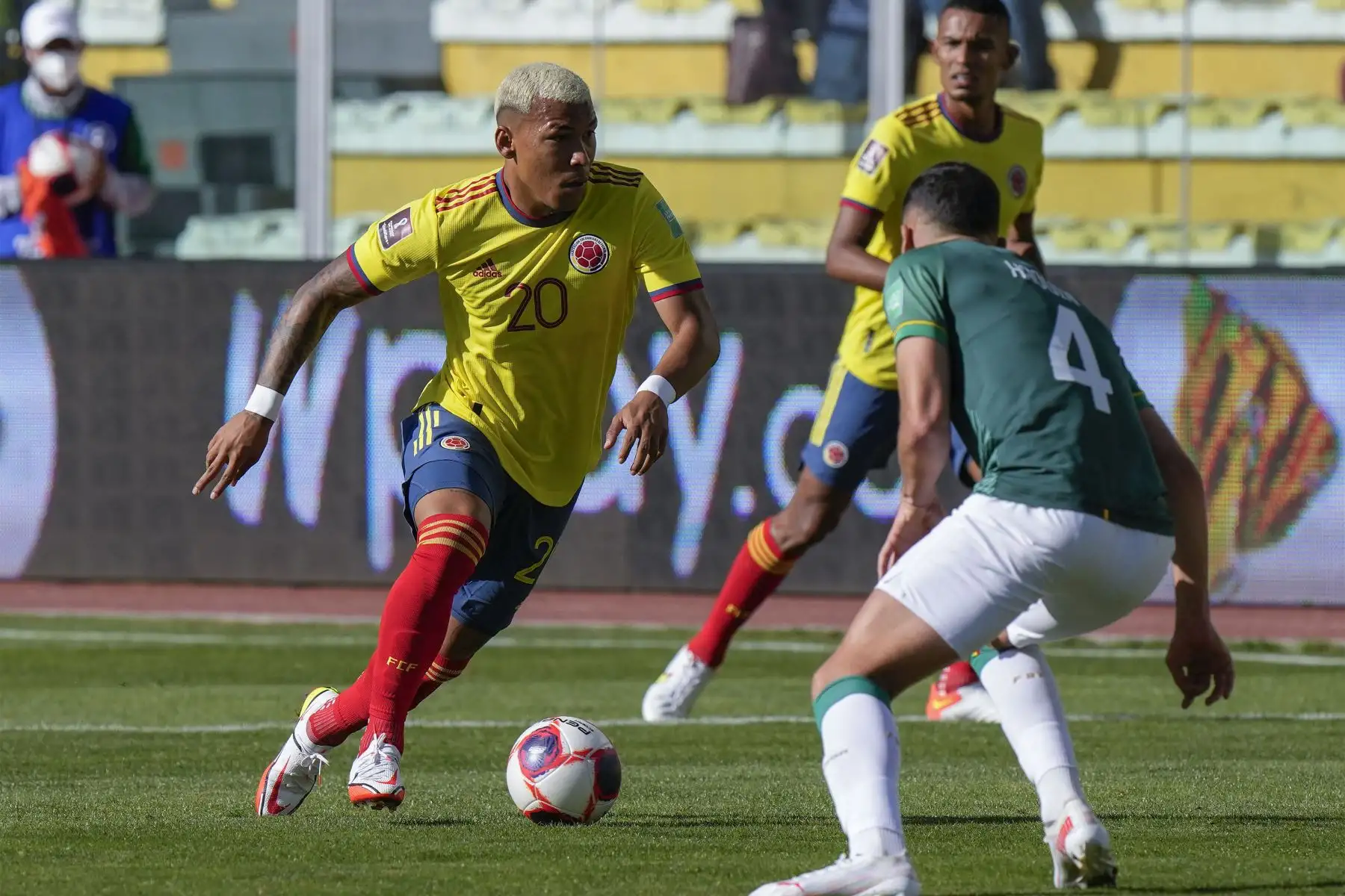 El colombiano Roger Martínez es desafiado por el boliviano Luis Fernando Haquin durante su partido de fútbol de clasificación sudamericano para la Copa Mundial de la FIFA Qatar 2022 en el Estadio Olímpico Hernando Siles en La Paz.
Foto: AFP