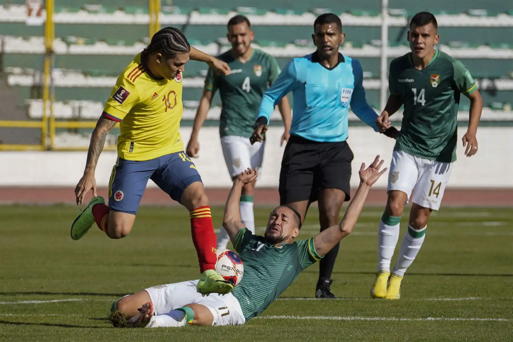 El colombiano Juan Quintero salta sobre el boliviano Rodrigo Ramallo durante su partido clasificatorio sudamericano para la Copa Mundial de la FIFA Qatar 2022 en el Estadio Olímpico Hernando Siles en La Paz.
Foto: AFP