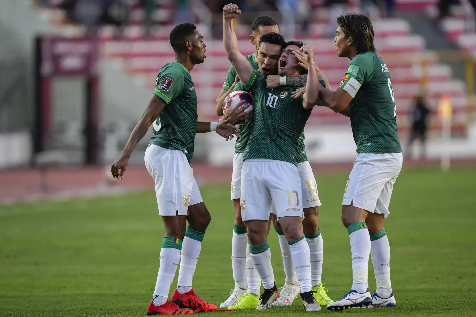 El boliviano Fernando Saucedo celebra con sus compañeros de equipo tras anotar contra Colombia durante su partido de fútbol de clasificación sudamericano para la Copa Mundial de la FIFA Qatar 2022 en el Estadio Olímpico Hernando Siles en La Paz.
Foto: AFP