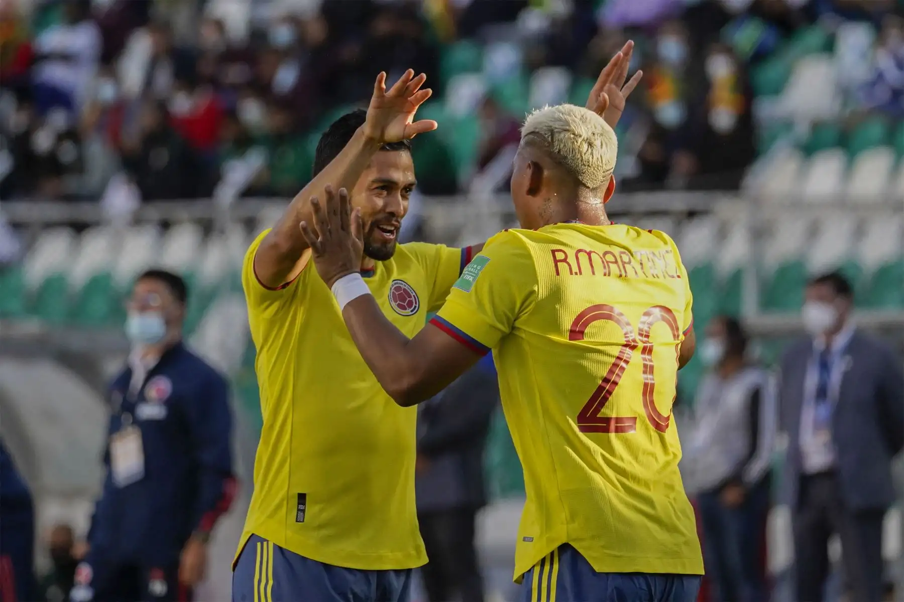 El colombiano Roger Martínez celebra con su compañero Andrés Andrade después de anotar contra Bolivia durante su partido de fútbol de clasificación sudamericano para la Copa Mundial de la FIFA Qatar 2022 en el Estadio Olímpico Hernando Siles en La Paz.
Foto: AFP