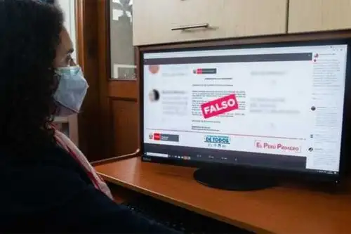 El psiquiatra Jeanrro Aguirre aconseja a los familiares y amigos de personas, cuyas opiniones están fuertemente influenciadas por las Fake News, a conversar con ellas con mucha empatía y comprensión para conocer qué es lo que piensan y el por qué toman como verdadera información errada. Foto: ANDINA/ Minsa.