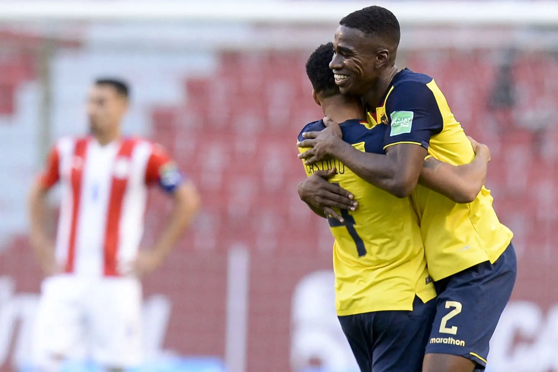 El ecuatoriano Félix Torres celebra con su compañero Byron Castillo después de anotar contra Paraguay durante el partido de fútbol de clasificación sudamericano para la Copa Mundial de la FIFA Qatar 2022 en el Estadio Rodrigo Paz Delgado en Quito.
Foto: AFP
