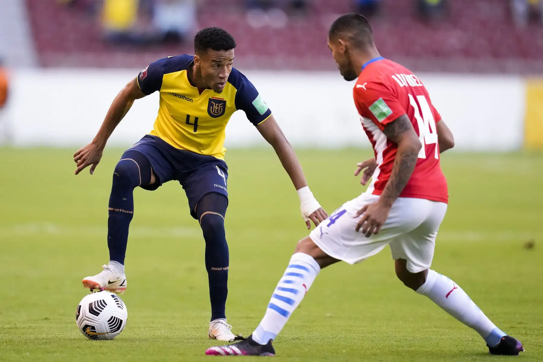 Byron Castillo e Ecuador y David Martínez de Paraguay compiten por el balón durante su partido de fútbol de clasificación sudamericano para la Copa Mundial de la FIFA Qatar 2022 en el Estadio Rodrigo Paz Delgado en Quito.
Foto: AFP