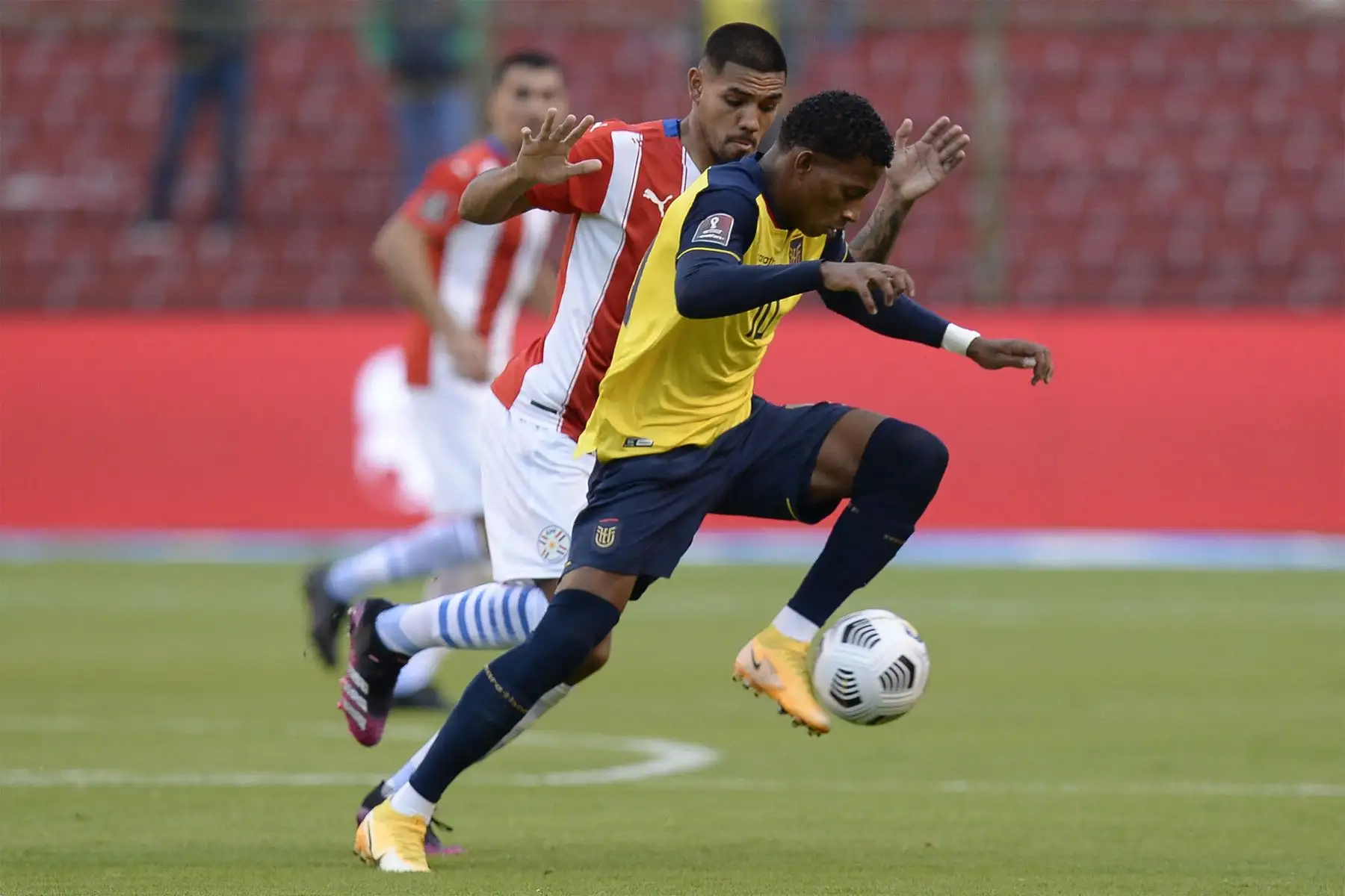 David Martínez de Paraguay y Gonzalo Plata de Ecuador compiten por el balón durante su partido de fútbol de clasificación sudamericano para la Copa Mundial de la FIFA Qatar 2022 en el Estadio Rodrigo Paz Delgado en Quito.
Foto: AFP
