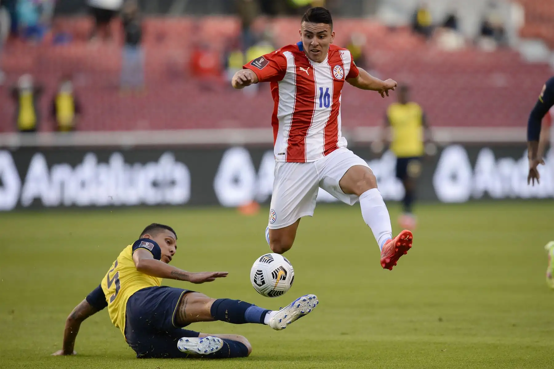 El ecuatoriano Luis León y el paraguayo Brian Ojeda compiten por el balón durante su partido de fútbol de clasificación sudamericano para la Copa Mundial de la FIFA Qatar 2022 en el Estadio Rodrigo Paz Delgado en Quito.
Foto: AFP