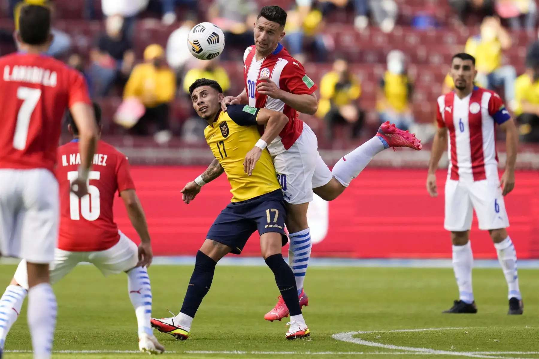 El ecuatoriano Joao Rojas y el paraguayo Jorge Morel compiten por el balón durante su partido de fútbol de clasificación sudamericano para la Copa Mundial de la FIFA Qatar 2022 en el Estadio Rodrigo Paz Delgado en Quito.
Foto: AFP