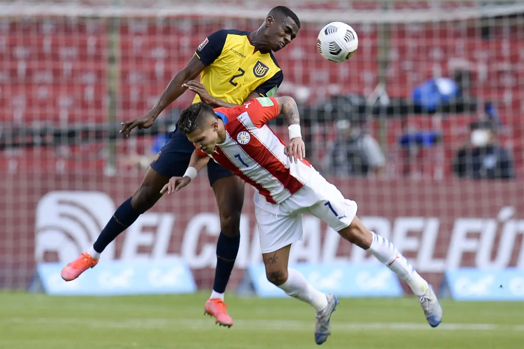 Félix Torres de Ecuador y Luis Amarilla de Paraguay compiten por el balón durante su partido de fútbol de clasificación sudamericano para la Copa Mundial de la FIFA Qatar 2022 en el Estadio Rodrigo Paz Delgado en Quito.
Foto: AFP