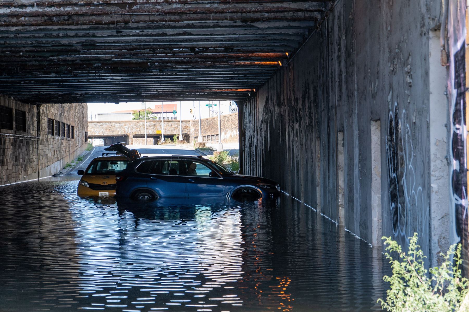 Autos varados por las inundaciones que generó el huracán Ida. Foto: AFP.