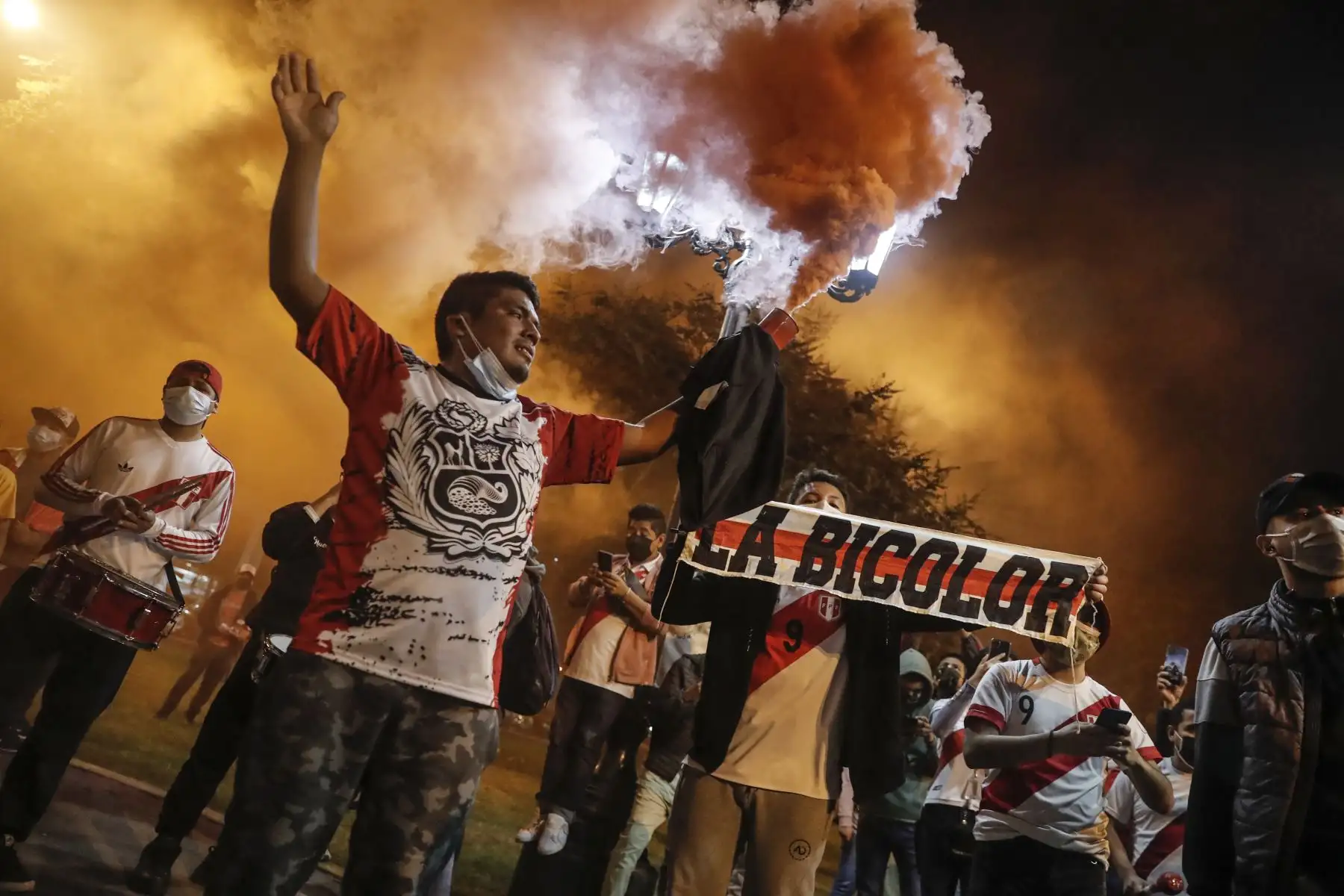Hinchas alientan a la selección peruana previo al partido ante la selección  uruguaya por la jornada 9 de las Eliminatorias Catar 2022.
Foto: ANDINA/Renato Pajuelo