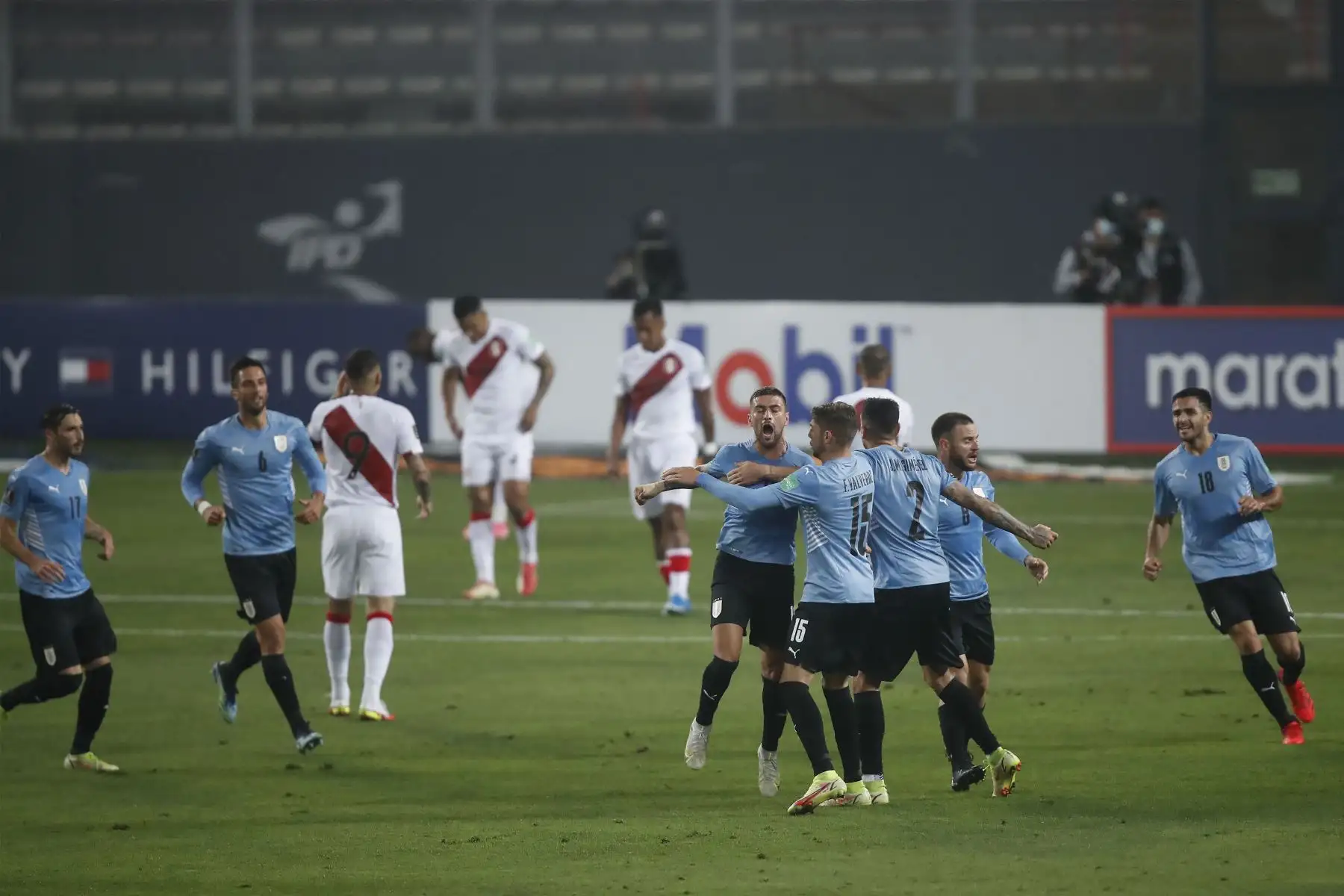 Jugadores de Uruguay celebran un gol, durante el partido entre Perú y Uruguay por las eliminatorias al Mundial de Catar 2022, en el Estadio Nacional de Lima .
Foto: ANDINA/ Juan Carlos Guzmán