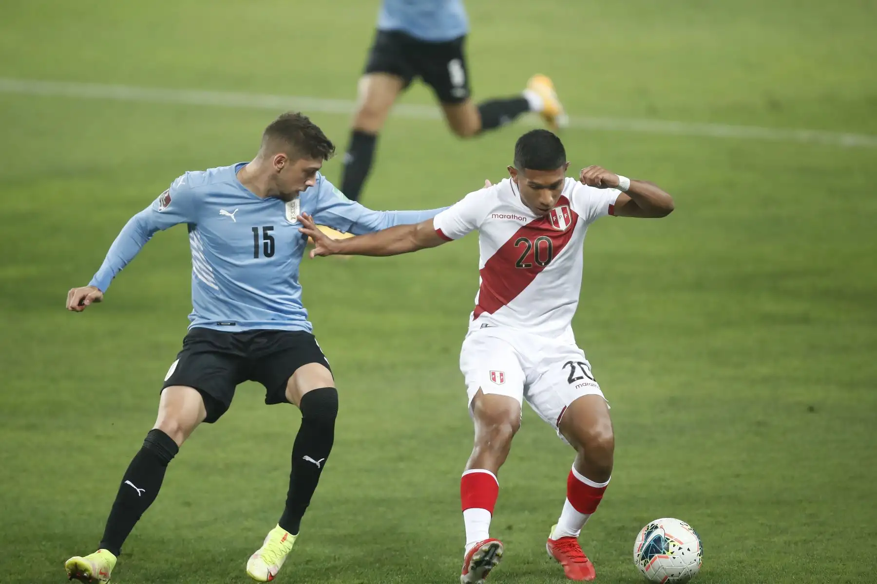 El jugador peruano Edison Flores disputa el balón ante el jugador de la selección uruguaya  durante el partido por la jornada 9 de las Eliminatorias Catar 2022 Estadio Nacional en Lima.
Foto: ANDINA/Juan Carlos Guzmán