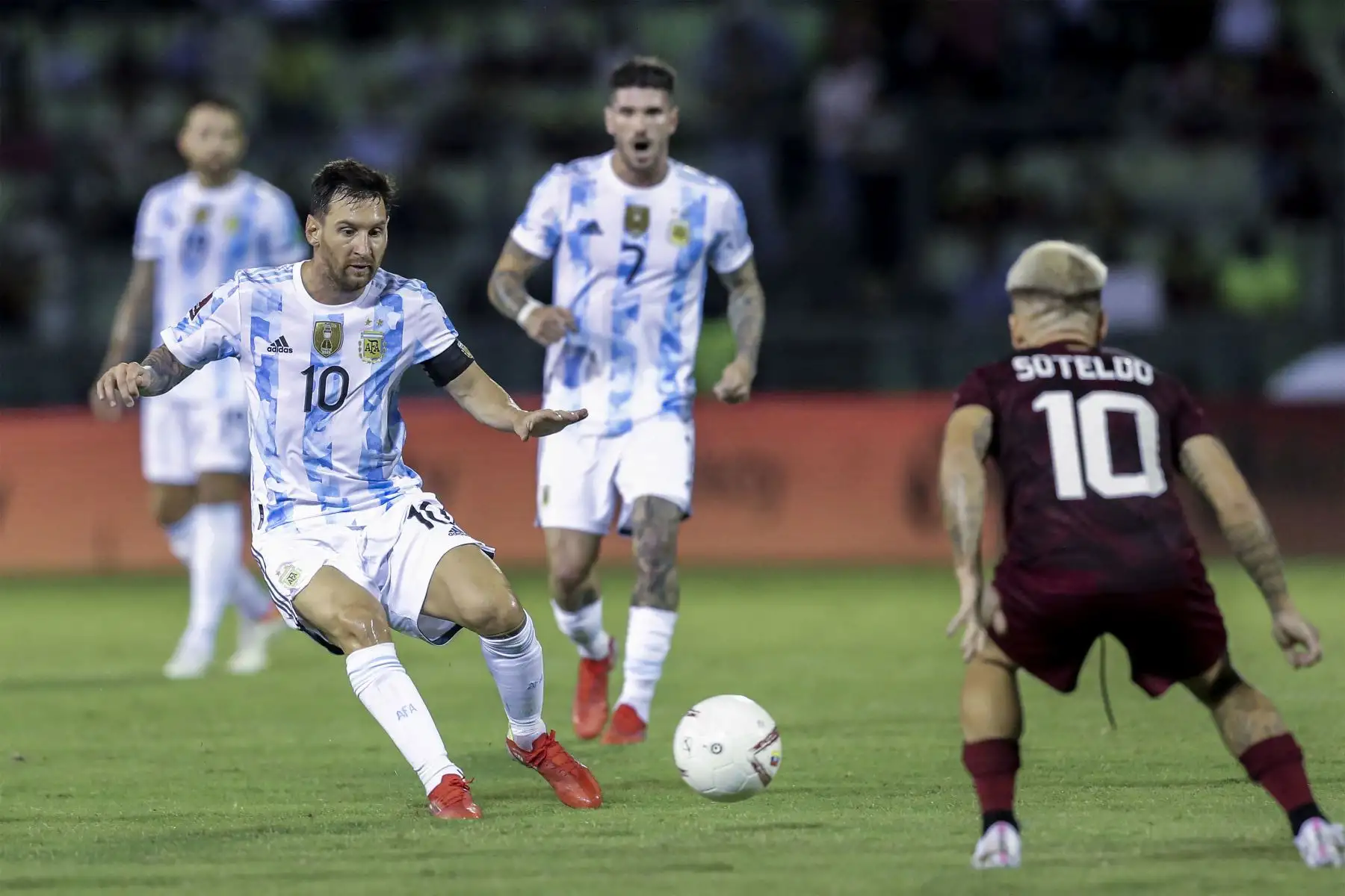 El argentino Lionel Messi mira el balón durante el partido de fútbol de clasificación sudamericano para la Copa Mundial de la FIFA Qatar 2022 contra Venezuela en el Estadio Olímpico de la UCV en Caracas.
Foto: AFP