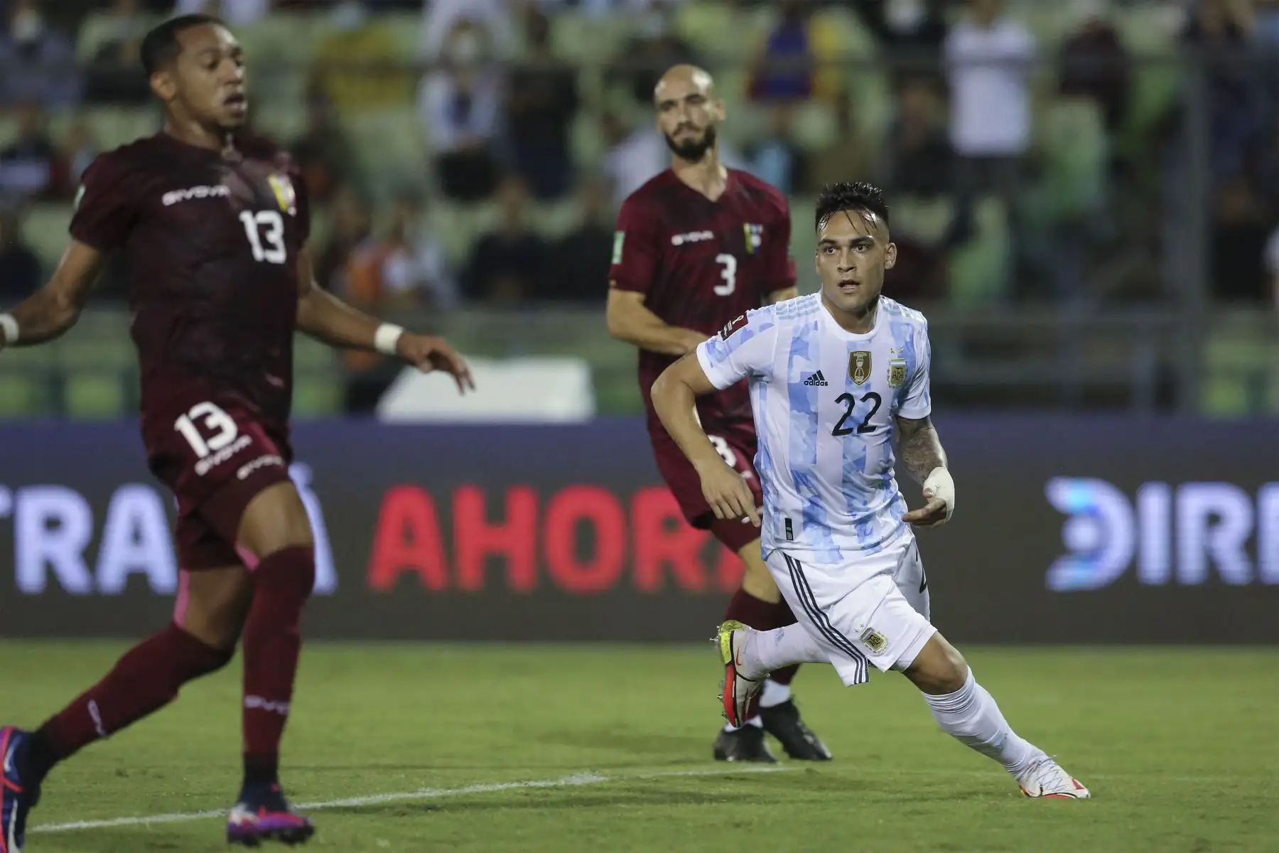 El argentino Lautaro Martínez celebra tras anotar contra Venezuela durante su partido de fútbol de clasificación sudamericano para la Copa Mundial de la FIFA Qatar 2022 en el Estadio Olímpico de la UCV en Caracas.
Foto: AFP