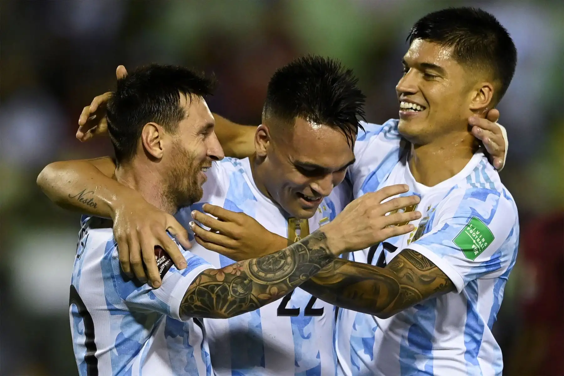 Lautaro Martínez de Argentina celebra con sus compañeros Lionel Messi y Joaquín Correa tras anotar contra Venezuela, durante un partido por las eliminatorias  al Mundial de Catar 2022.
Foto: EFE