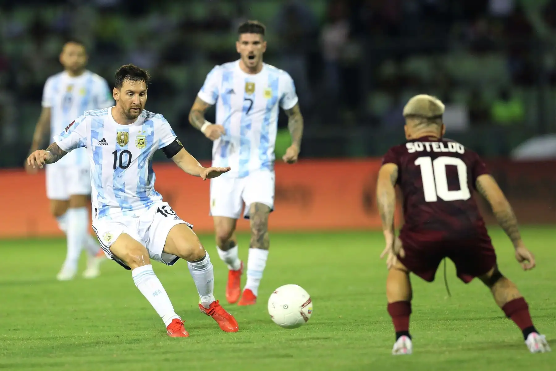 Yeferson Soteldo de Venezuela disputa el balón con Lionel Messi de Argentina, durante de un partido de las eliminatorias sudamericanas para el Mundial de Catar 2022 entre Venezuela y Argentina en el estadio Olímpico en Caracas.
Foto: EFE