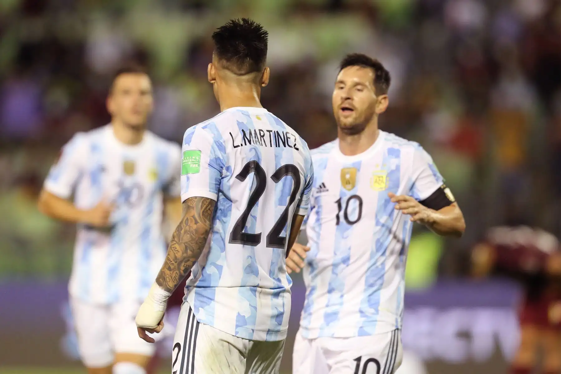 Lautaro Martínez de Argentina celebra un gol con Lionel Messi , durante de un partido de las eliminatorias sudamericanas para el Mundial de Catar 2022 entre Venezuela y Argentina en el estadio Olímpico en Caracas.
Foto: EFE