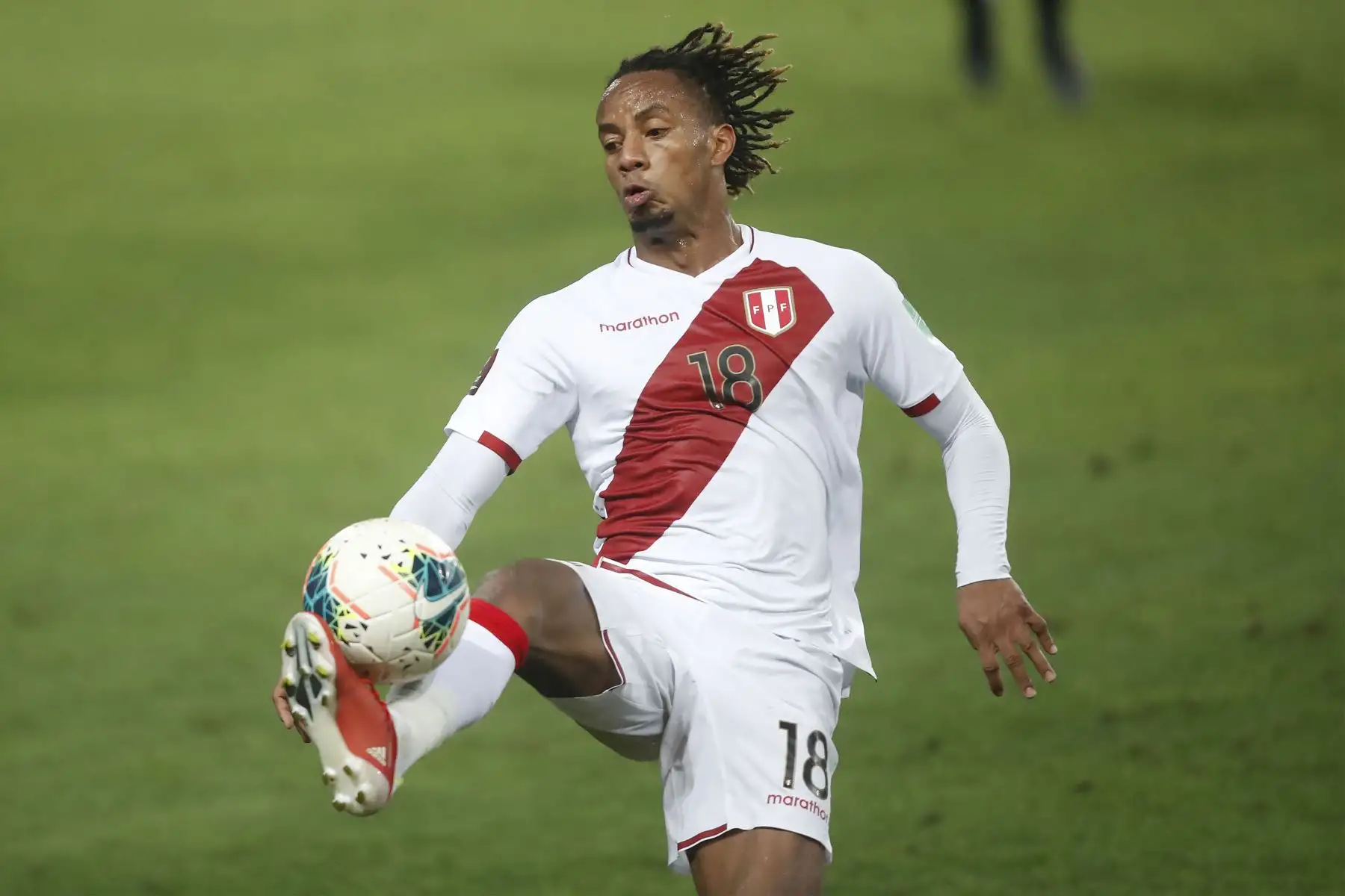 El jugador peruano André Carrillo disputa el balón ante el jugador de la selección uruguaya  durante el partido 
por la jornada 9 de las Eliminatorias Catar 2022 Estadio Nacional en Lima.
Foto: ANDINA/Juan Carlos Guzmán