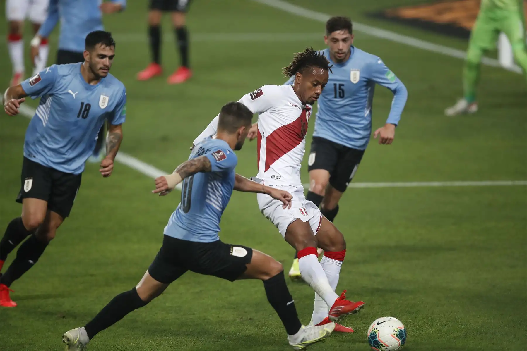 El jugador peruano André Carrillo disputa el balón ante el jugador de la selección uruguaya  durante el partido 
por la jornada 9 de las Eliminatorias Catar 2022 Estadio Nacional en Lima.
Foto: ANDINA/Juan Carlos Guzmán