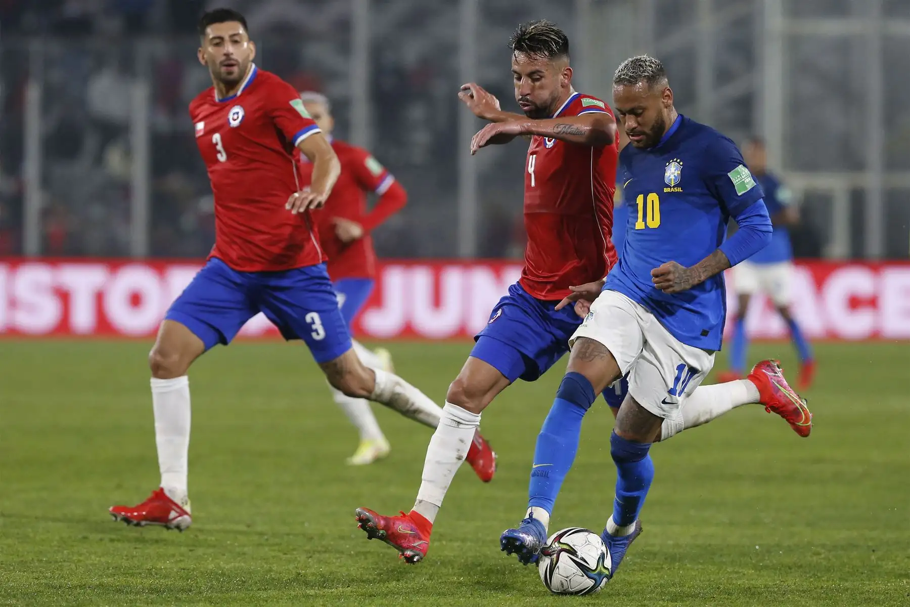 El chileno Mauricio Isla y el brasileño Neymar compiten por el balón durante el partido clasificatorio sudamericano para la Copa Mundial de la FIFA Catar 2022 en el Estadio Monumental de Santiago.
Foto: AFP