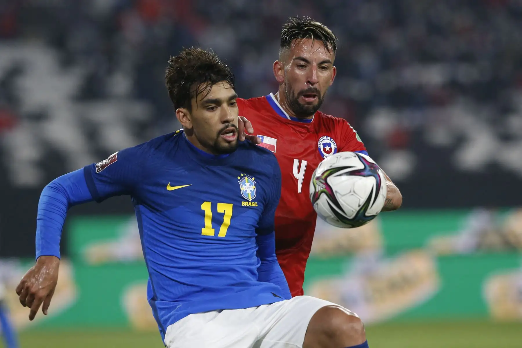 El chileno Mauricio Isla y el brasileño Lucas Paqueta compiten por el balón durante el partido de clasificación sudamericano para la Copa Mundial de la FIFA Catar 2022 en el Estadio Monumental de Santiago.
Foto: AFP