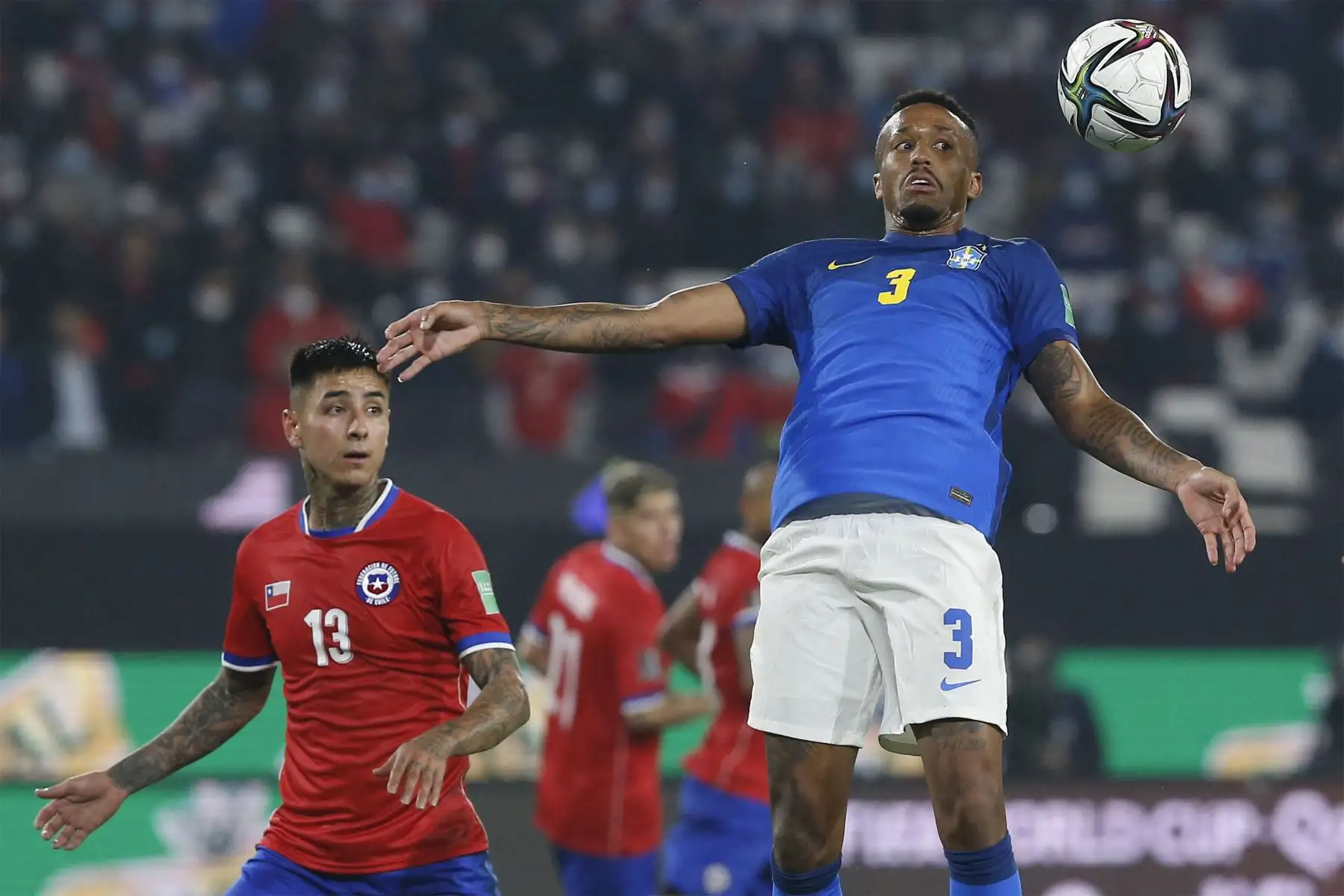 El brasileño Eder Militao y el chileno Erick Pulgar disputan el balón durante el partido de clasificación sudamericano para la Copa Mundial de la FIFA Qatar 2022 en el Estadio Monumental de Santiago.
Foto: AFP