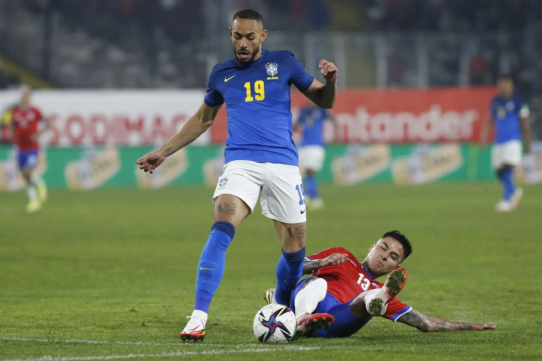 El Everton de Brasil y el chileno Erick Pulgar compiten por el balón durante el partido clasificatorio sudamericano para la Copa Mundial de la FIFA Qatar 2022 en el Estadio Monumental de Santiago.
Foto: AFP