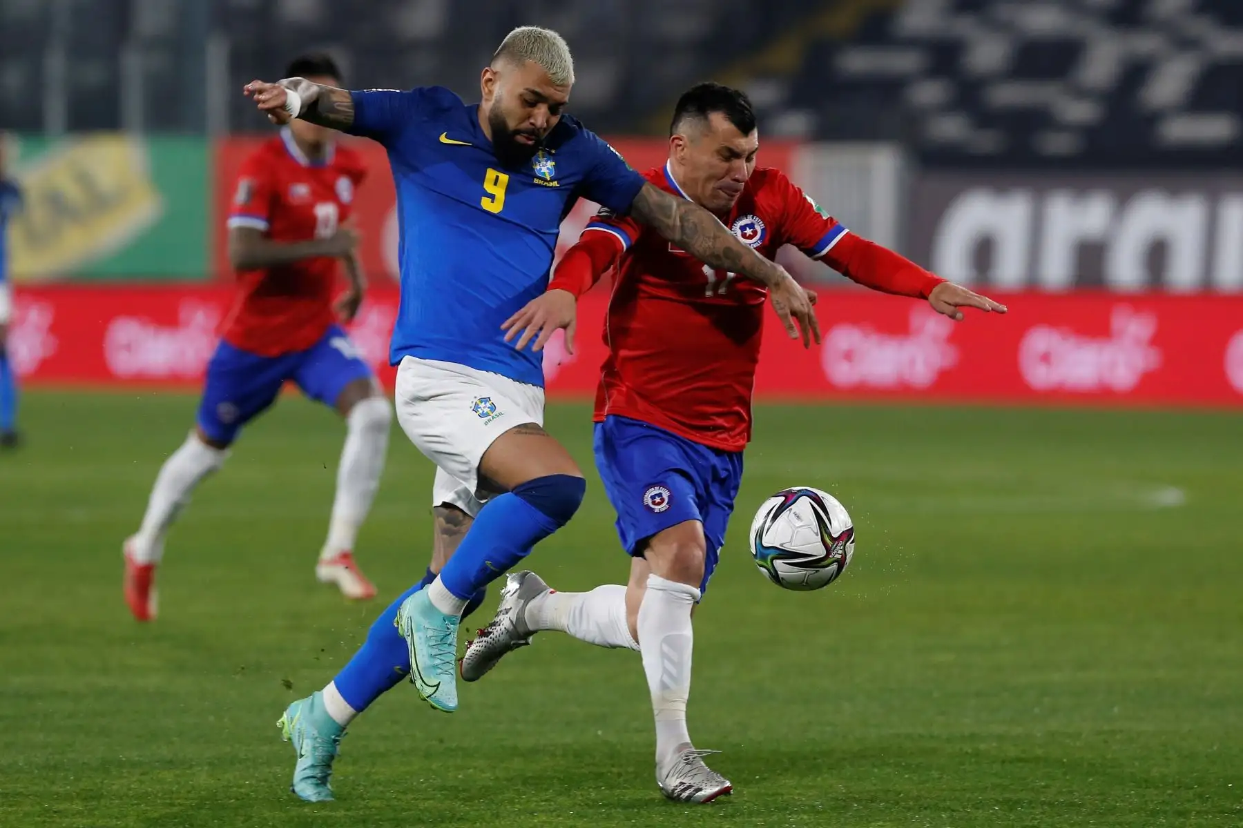 Gary Medel  de Chile disputa un balón con Gabriel Barbosa de Brasil, en un partido de las eliminatorias sudamericanas para el Mundial de Catar 2022 entre Chile y Brasil en el estadio Monumental en Santiago.
Foto: AFP