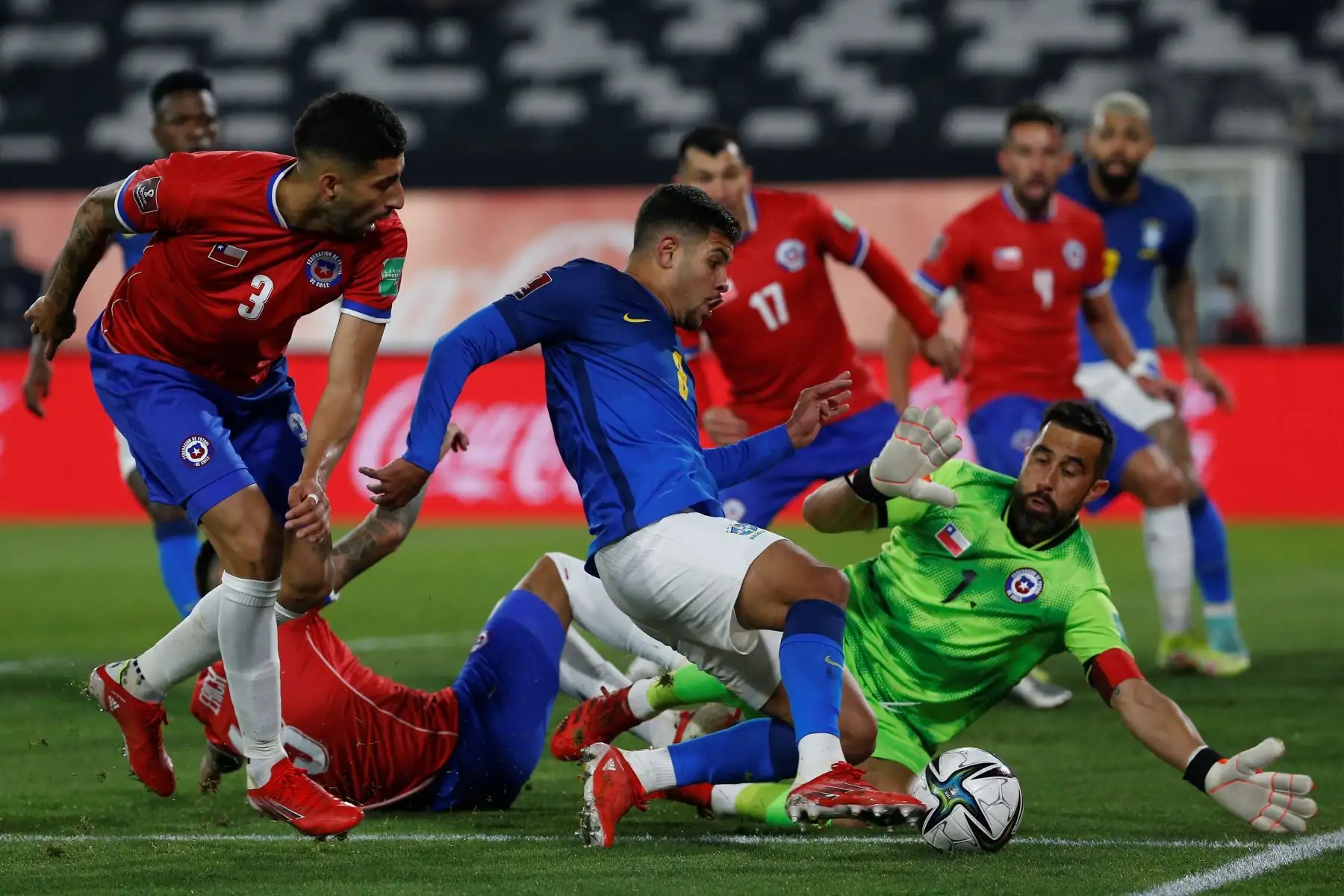 Claudio Bravo de Chile disputa un balón con Bruno Guimaraes de Brasil, en un partido de las eliminatorias sudamericanas para el Mundial de Catar 2022 entre Chile y Brasil en el estadio Monumental en Santiago.
Foto: EFE