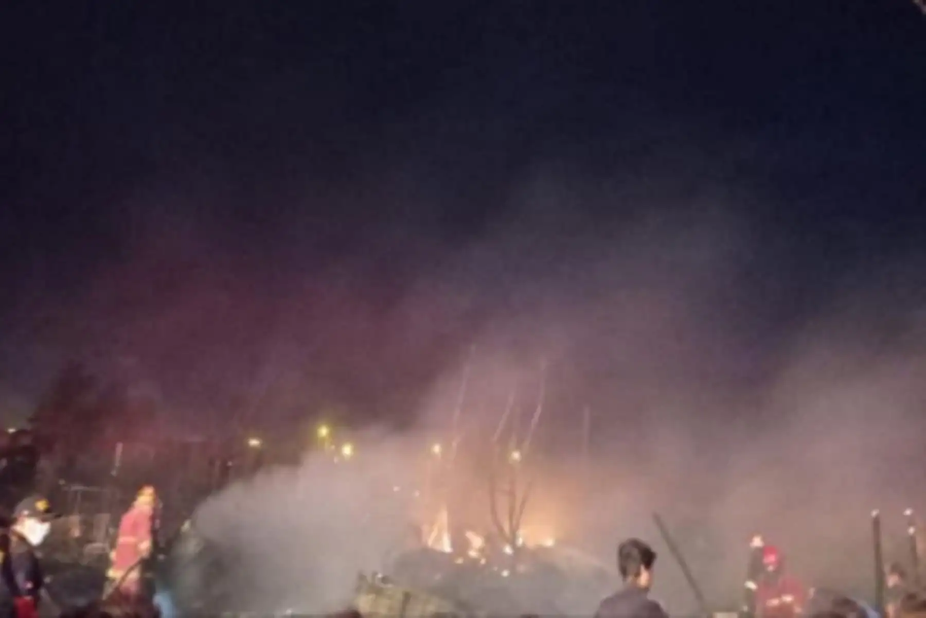 Las autoridades locales instalaron 20 carpas en un salón comunal, que permiten albergar a las 150 personas damnificadas del incendio urbano.