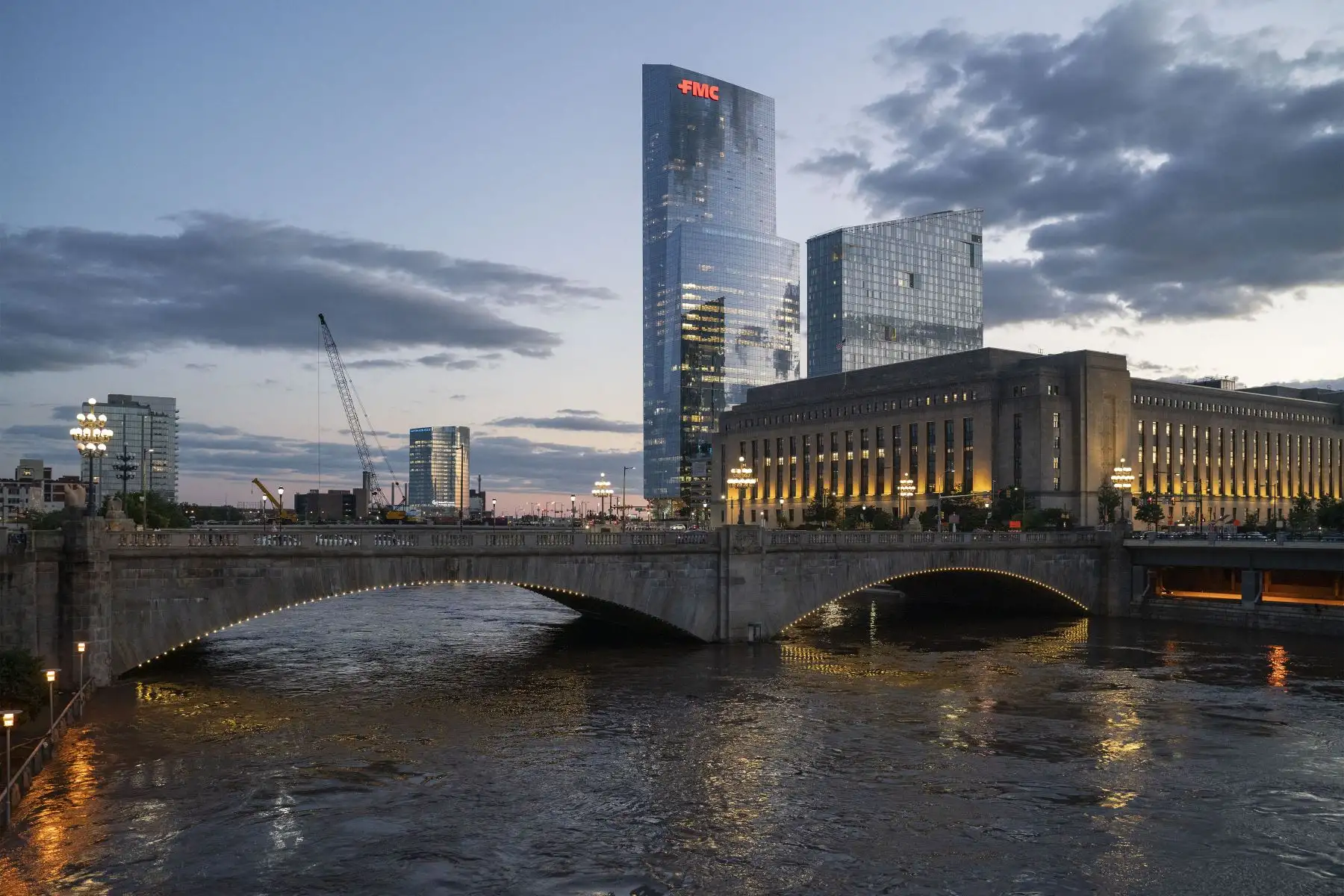 El agua del río Schuylkill cubre el sendero del río Schuylkill después de las inundaciones causadas por las fuertes lluvias del huracán Ida en Filadelfia, Pensilvania.
Foto: AFP
