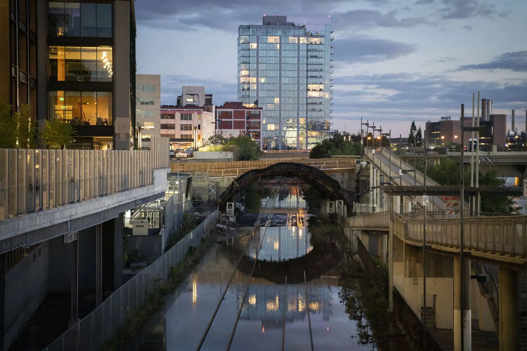 El agua del río Schuylkill inunda las vías del tren de carga después de las fuertes lluvias del huracán Ida en Filadelfia, Pensilvania.
Foto: AFP