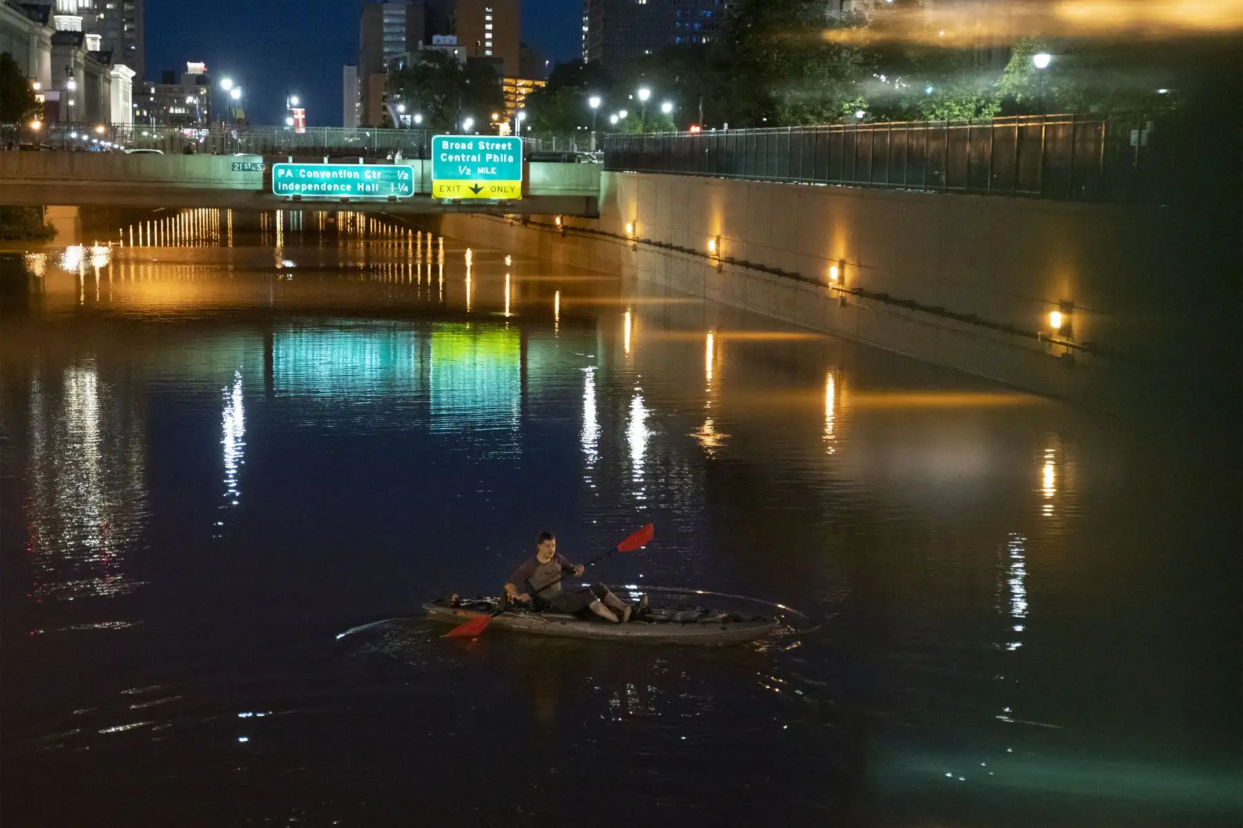 Un kayakista rema por una parte de la Interestatal 676 después de las inundaciones causadas por las fuertes lluvias del huracán Ida en Filadelfia, Pensilvania.
Foto: AFP