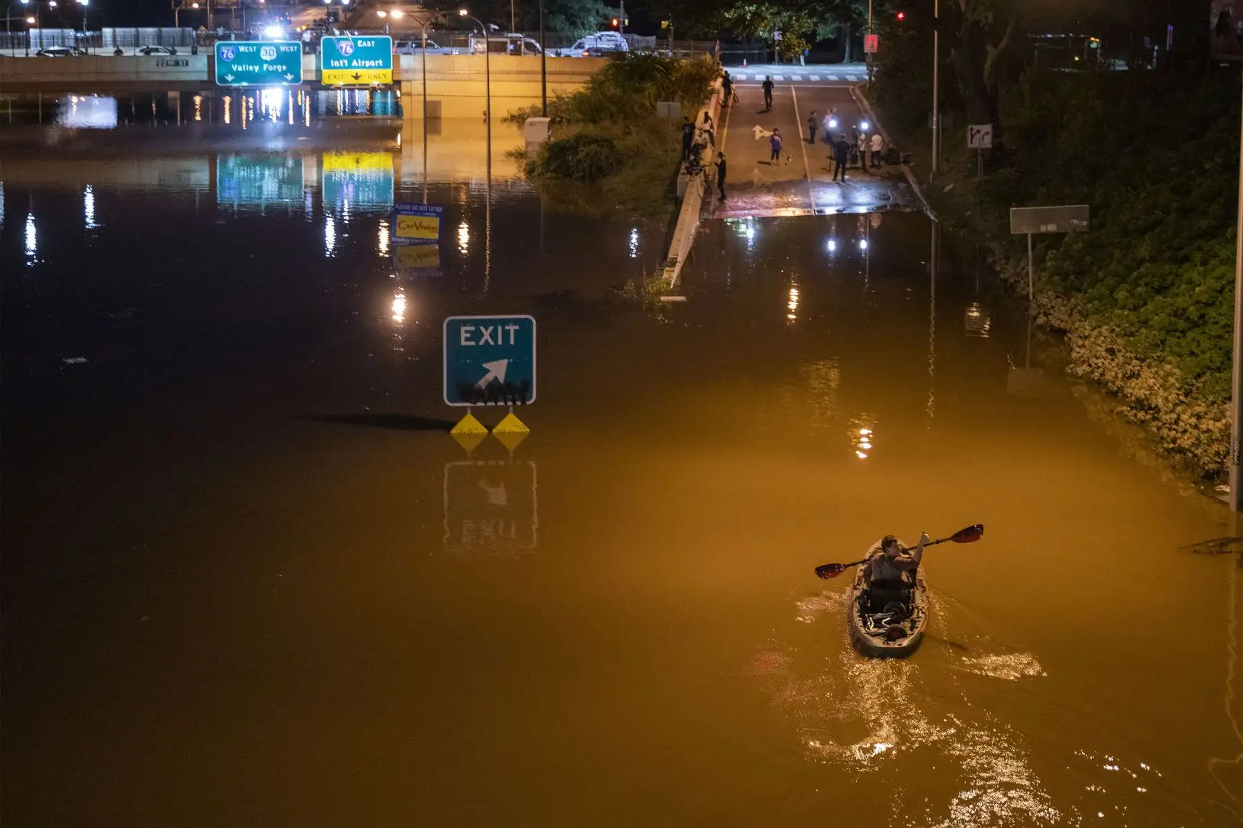 Un kayakista rema por una parte de la Interestatal 676 después de las inundaciones causadas por las fuertes lluvias del huracán Ida en Filadelfia, Pensilvania.
Foto: AFP
