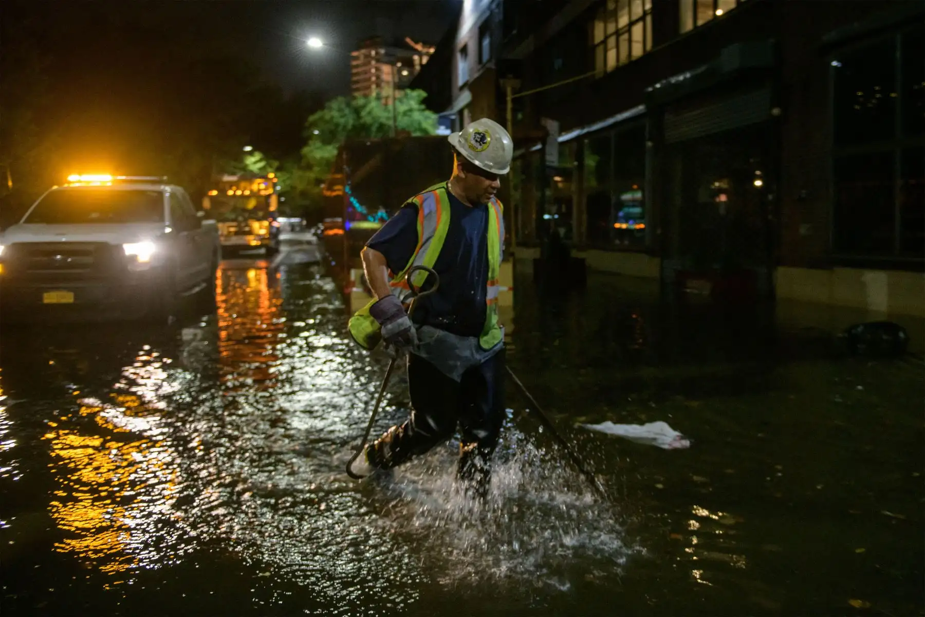 Un trabajador desbloquea los desagües en una calle afectada por las inundaciones en Brooklyn, Nueva York.
Foto: AFP